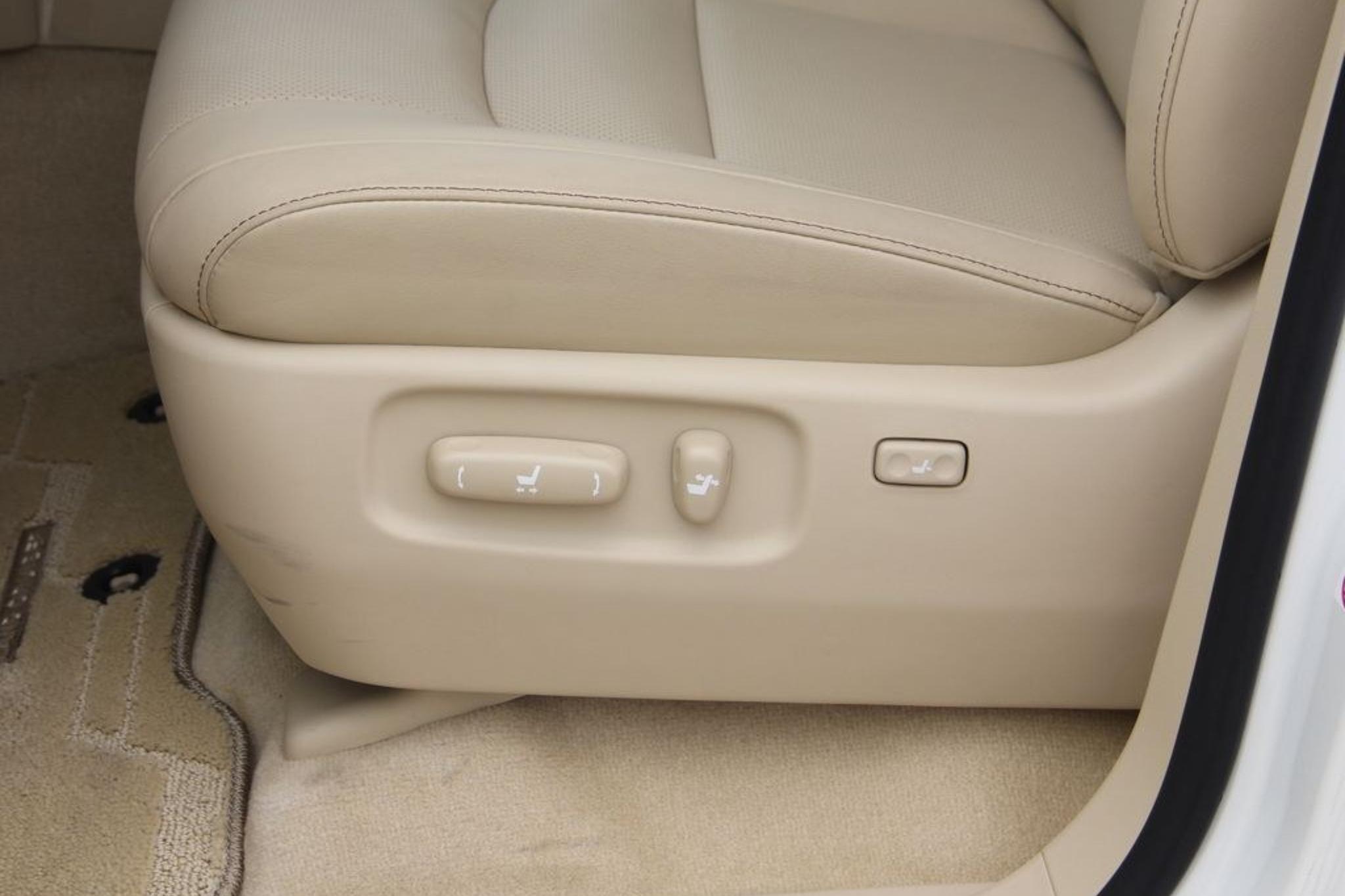 Discover Toyota Toyota Land Cruiser Exterior Interior Images.Find all aspects and details of cars.