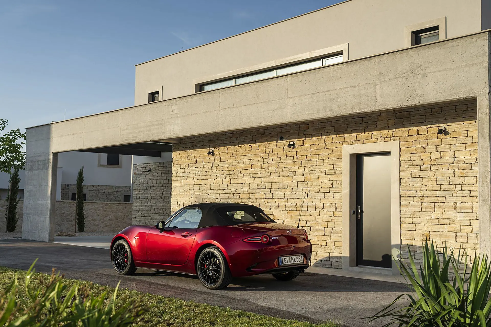 Discover Mazda Mazda MX5 Exterior Interior Images.Find all aspects and details of cars.