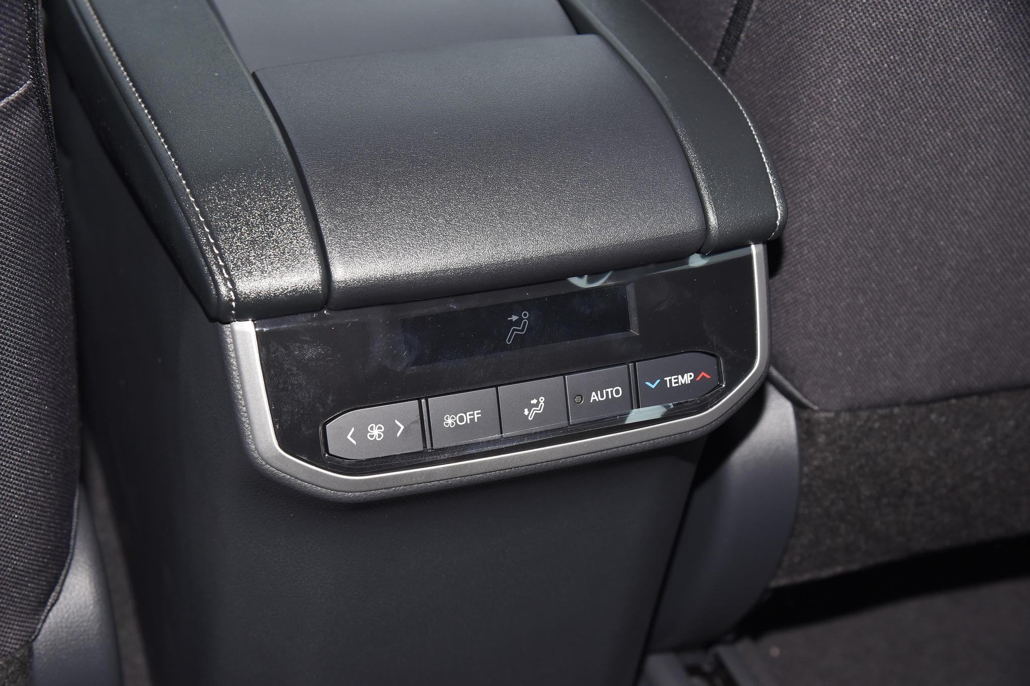 Discover Toyota Toyota Highlander Exterior Interior Images.Find all aspects and details of cars.