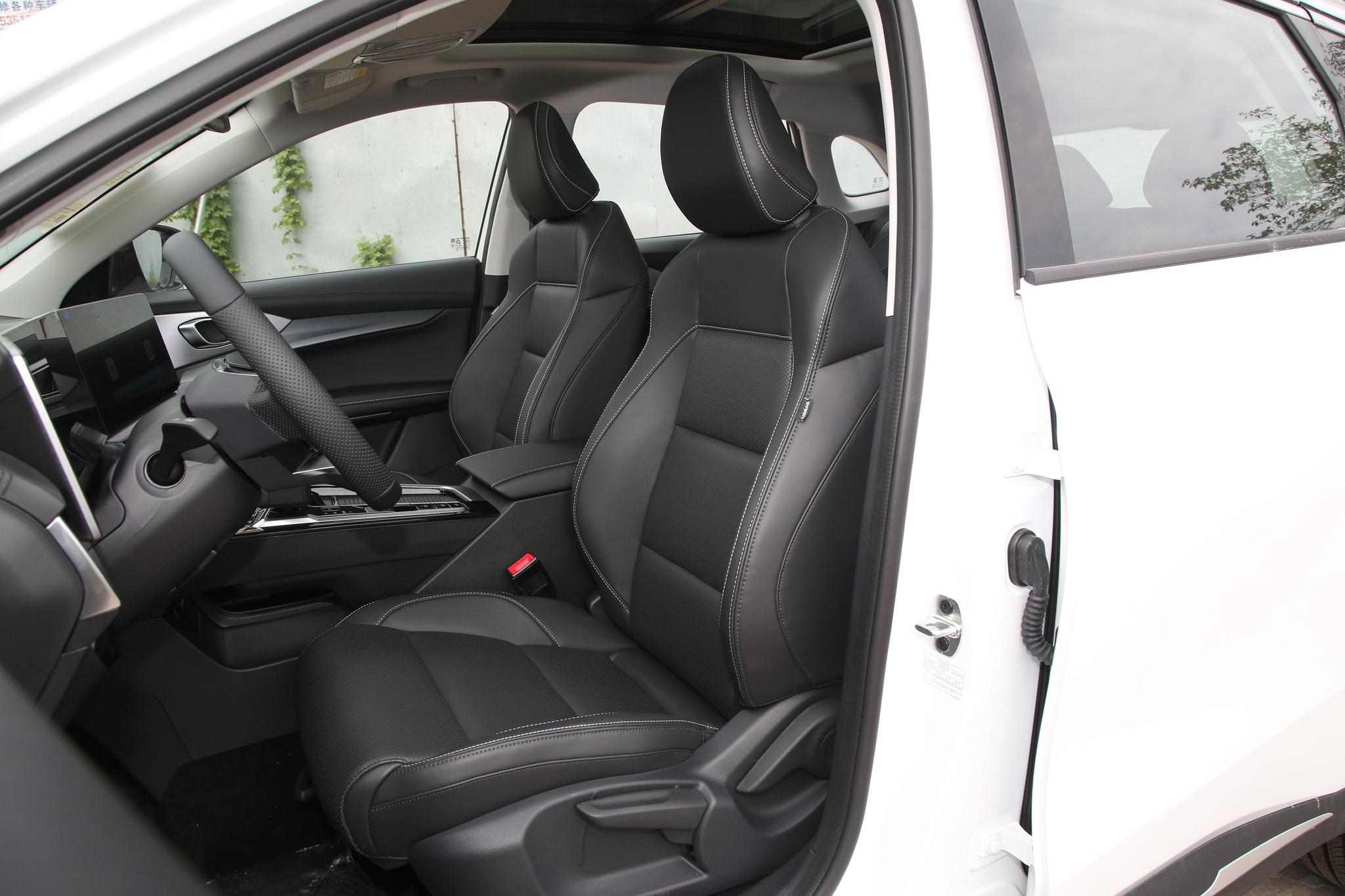 Discover MG MG One Exterior Interior Images.Find all aspects and details of cars.