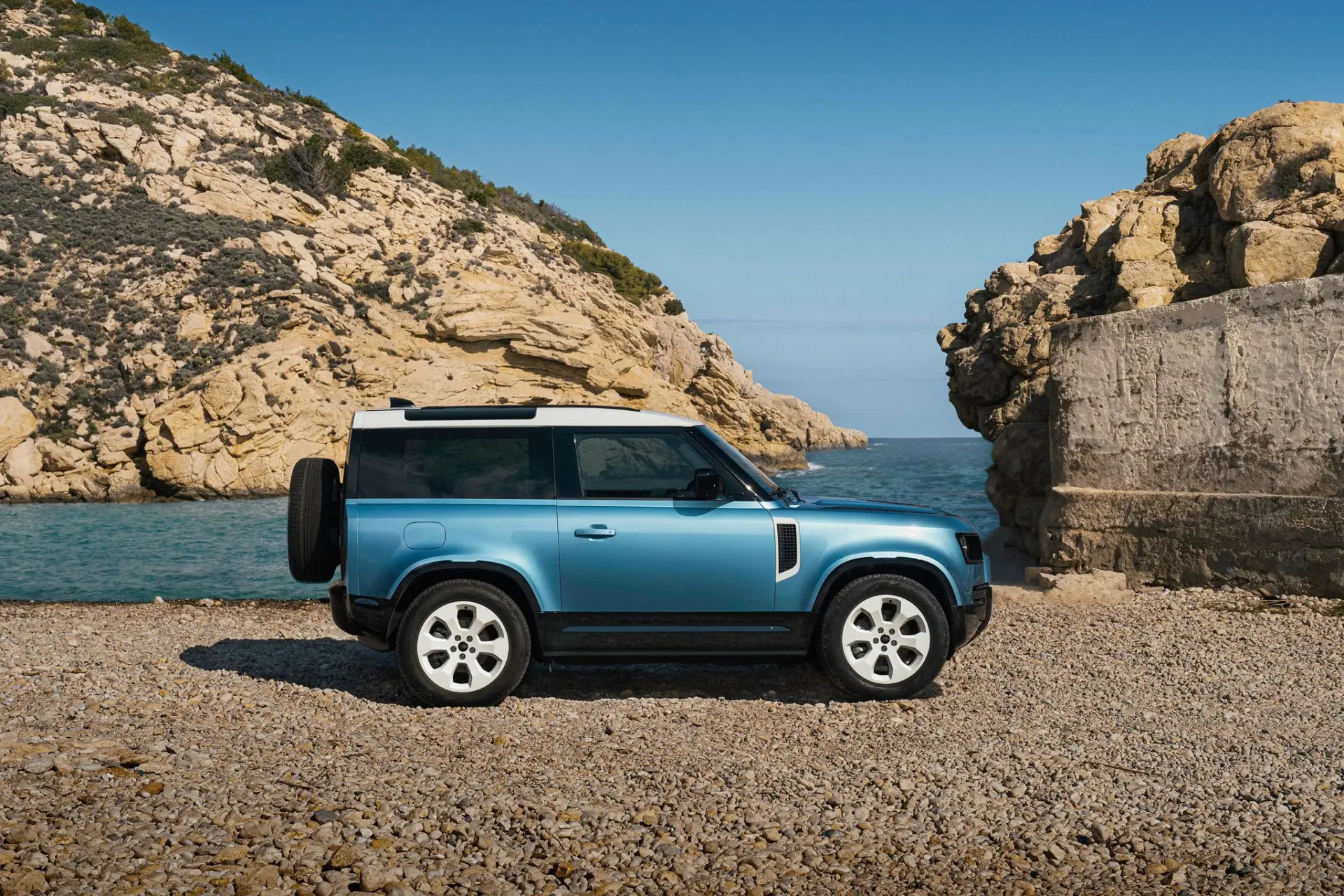 Discover Landrover Land Rover Defender Exterior Interior Images.Find all aspects and details of cars.