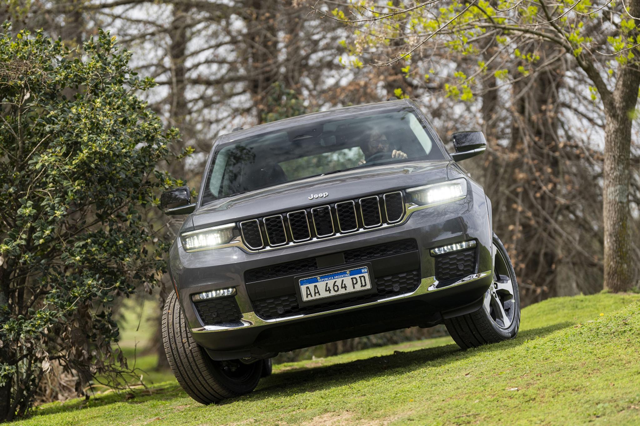 Discover Jeep Jeep Grand Cherokee Exterior Interior Images.Find all aspects and details of cars.