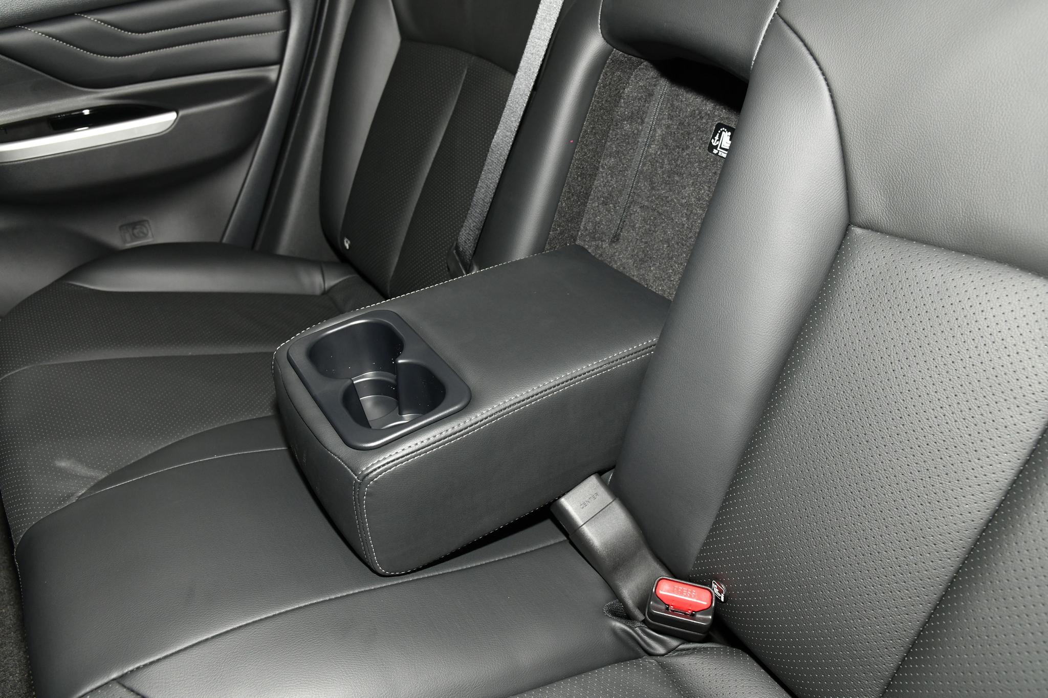 Discover Mitsubishi Mitsubishi L200 Exterior Interior Images.Find all aspects and details of cars.