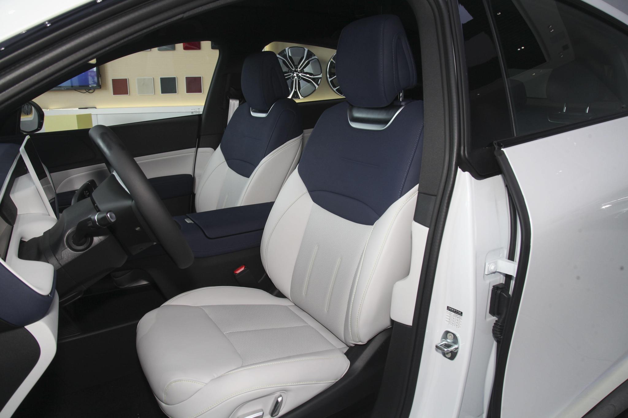 Discover Xpeng Motors XPeng G6 Exterior Interior Images.Find all aspects and details of cars.