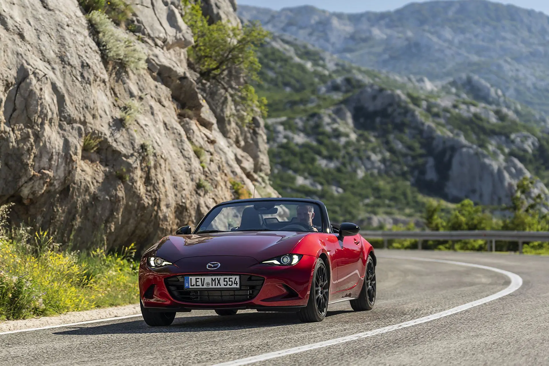 Discover Mazda Mazda MX5 Exterior Interior Images.Find all aspects and details of cars.