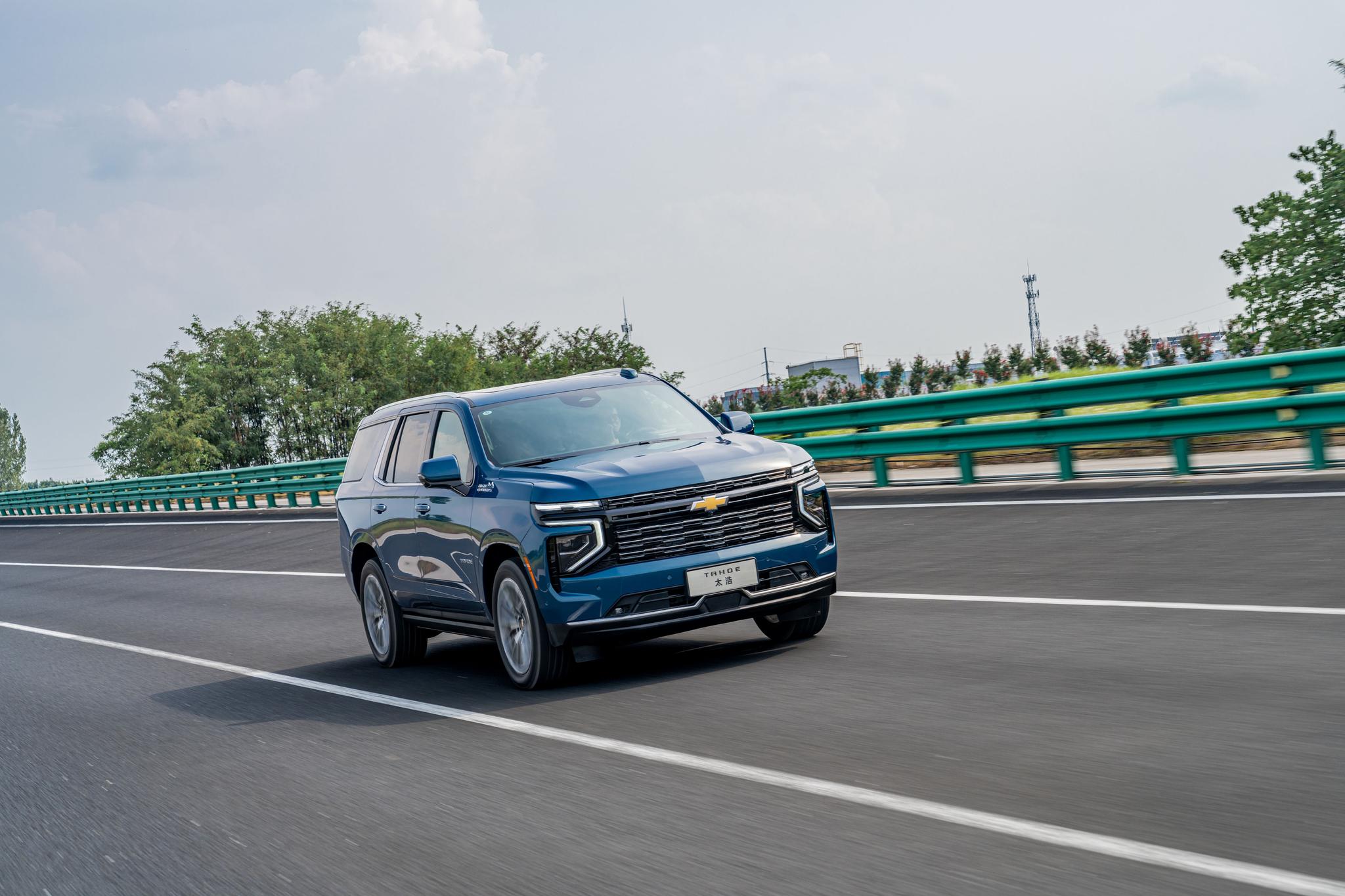 the 1th official image of Chevrolet Tahoe.