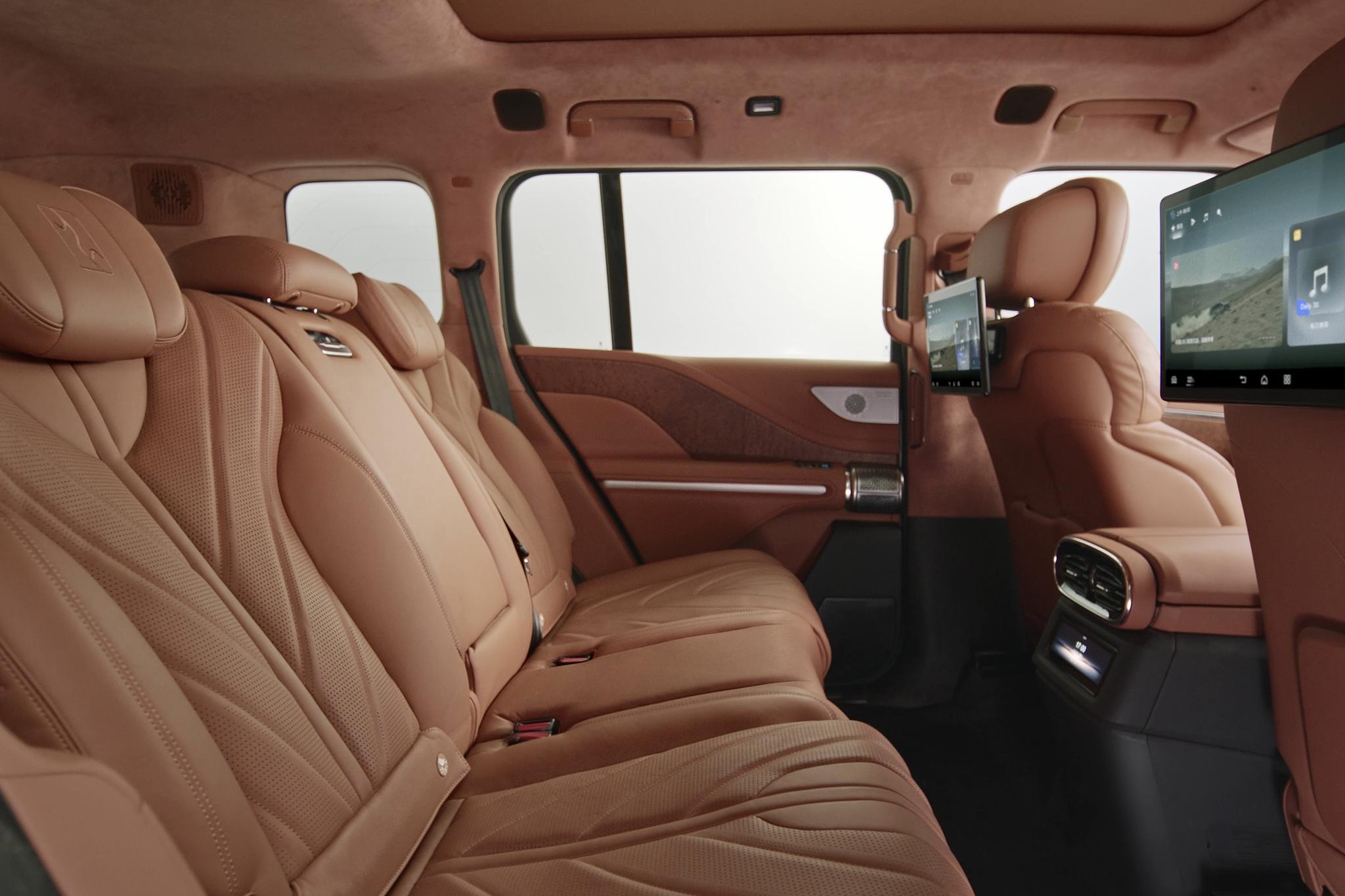 Discover Yangwang Yangwang U8 Exterior Interior Images.Find all aspects and details of cars.