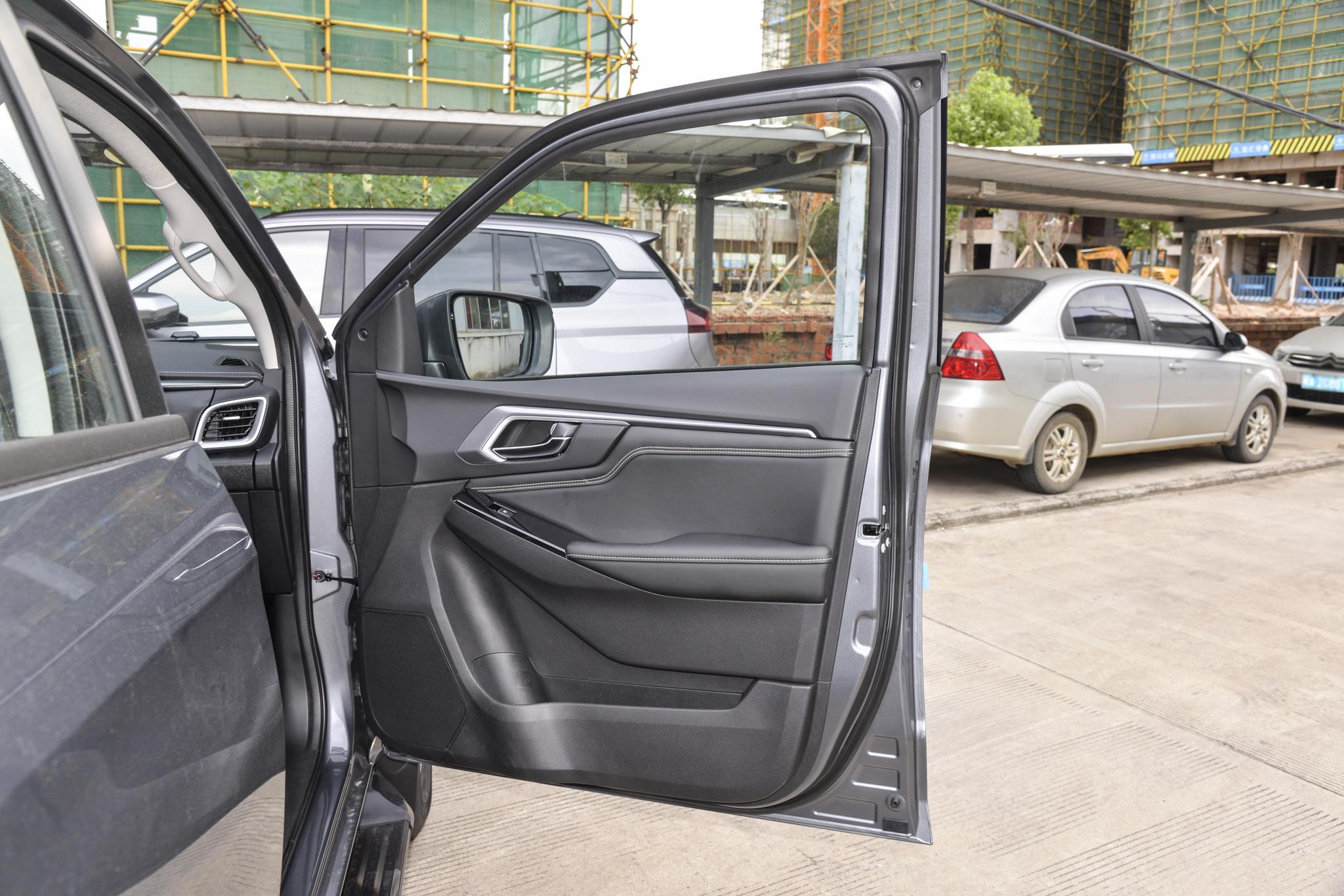 Discover Isuzu  Isuzu DMax Exterior Interior Images.Find all aspects and details of cars.