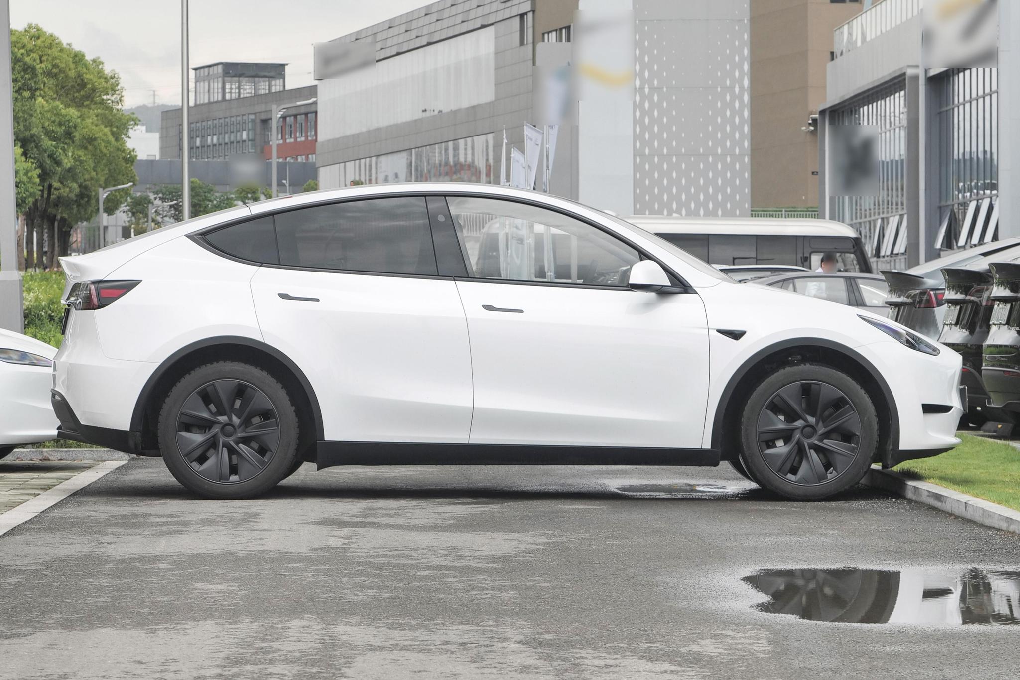 the 15th exterior image of Tesla Model Y.