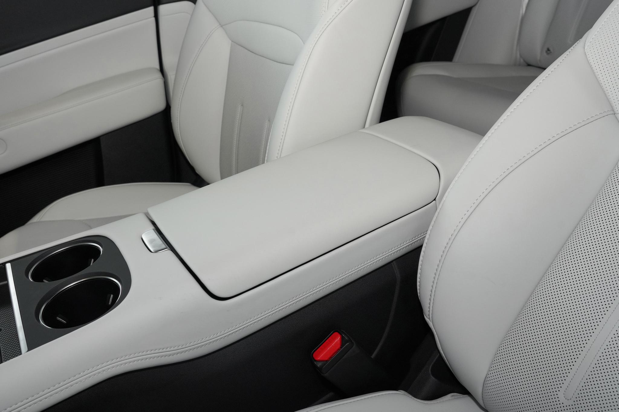 Discover Xpeng Motors XPeng G6 Exterior Interior Images.Find all aspects and details of cars.