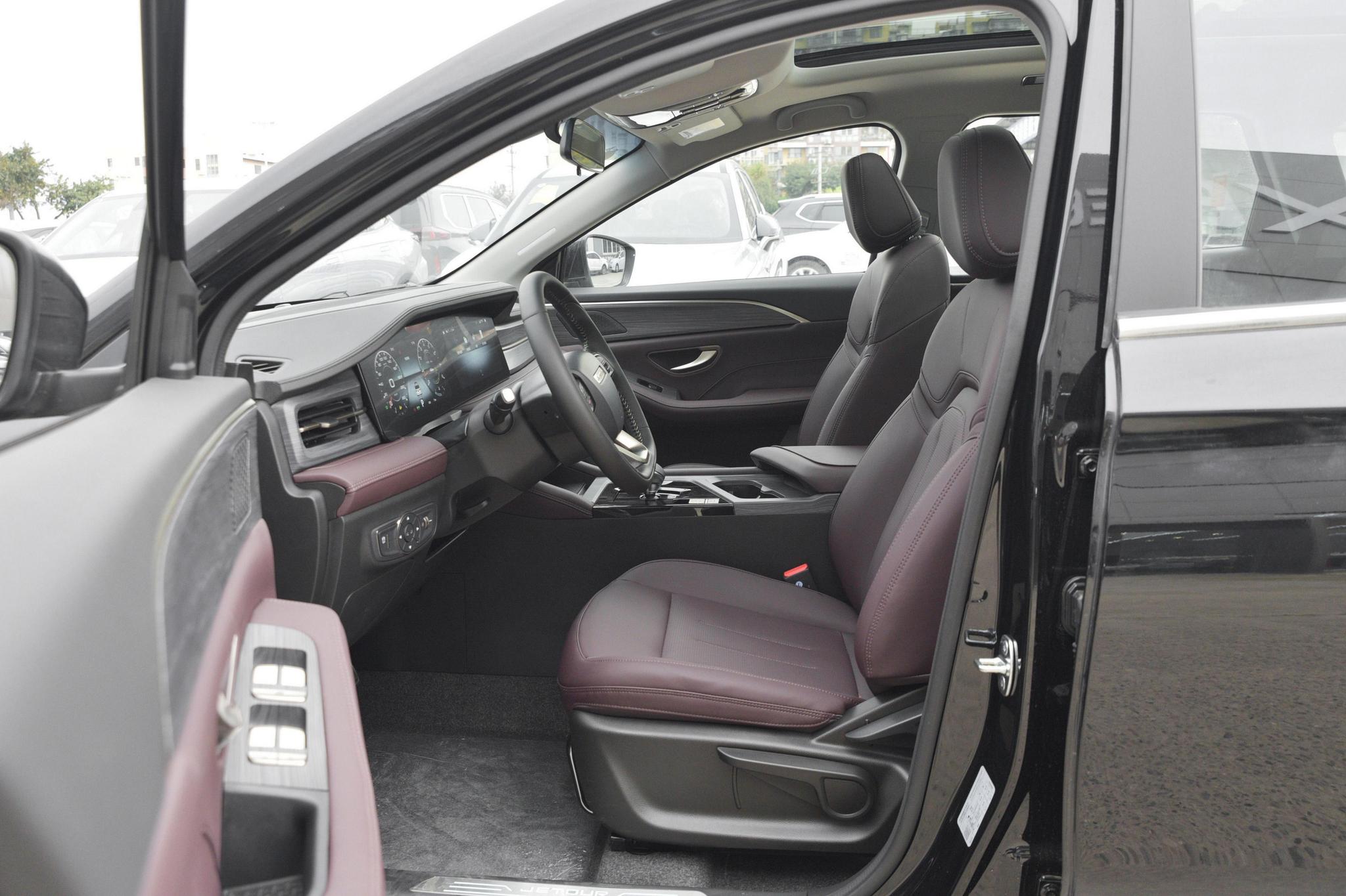 Discover JETOUR Jetour X90 Plus Exterior Interior Images.Find all aspects and details of cars.