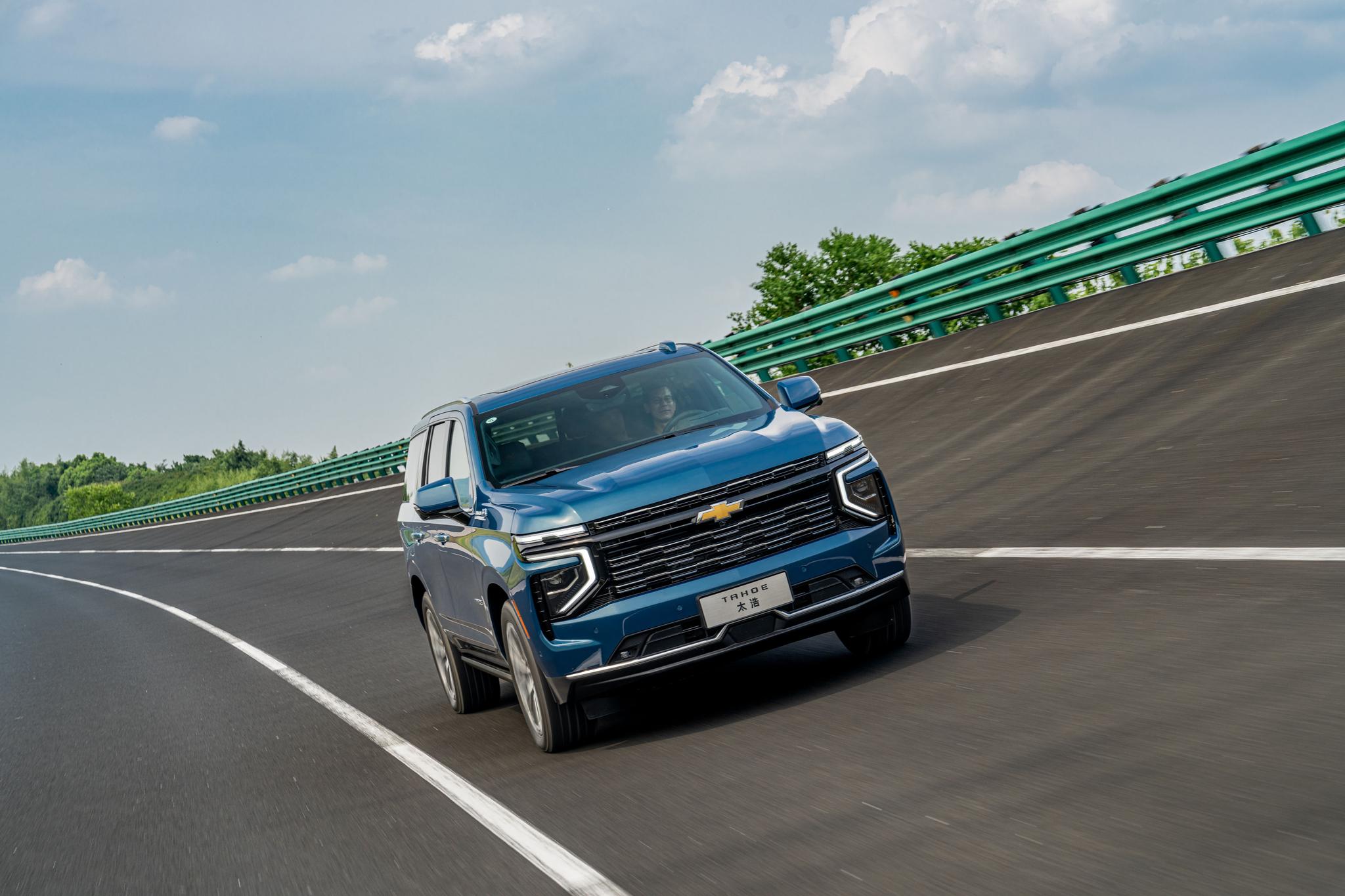 the 16th official image of Chevrolet Tahoe.