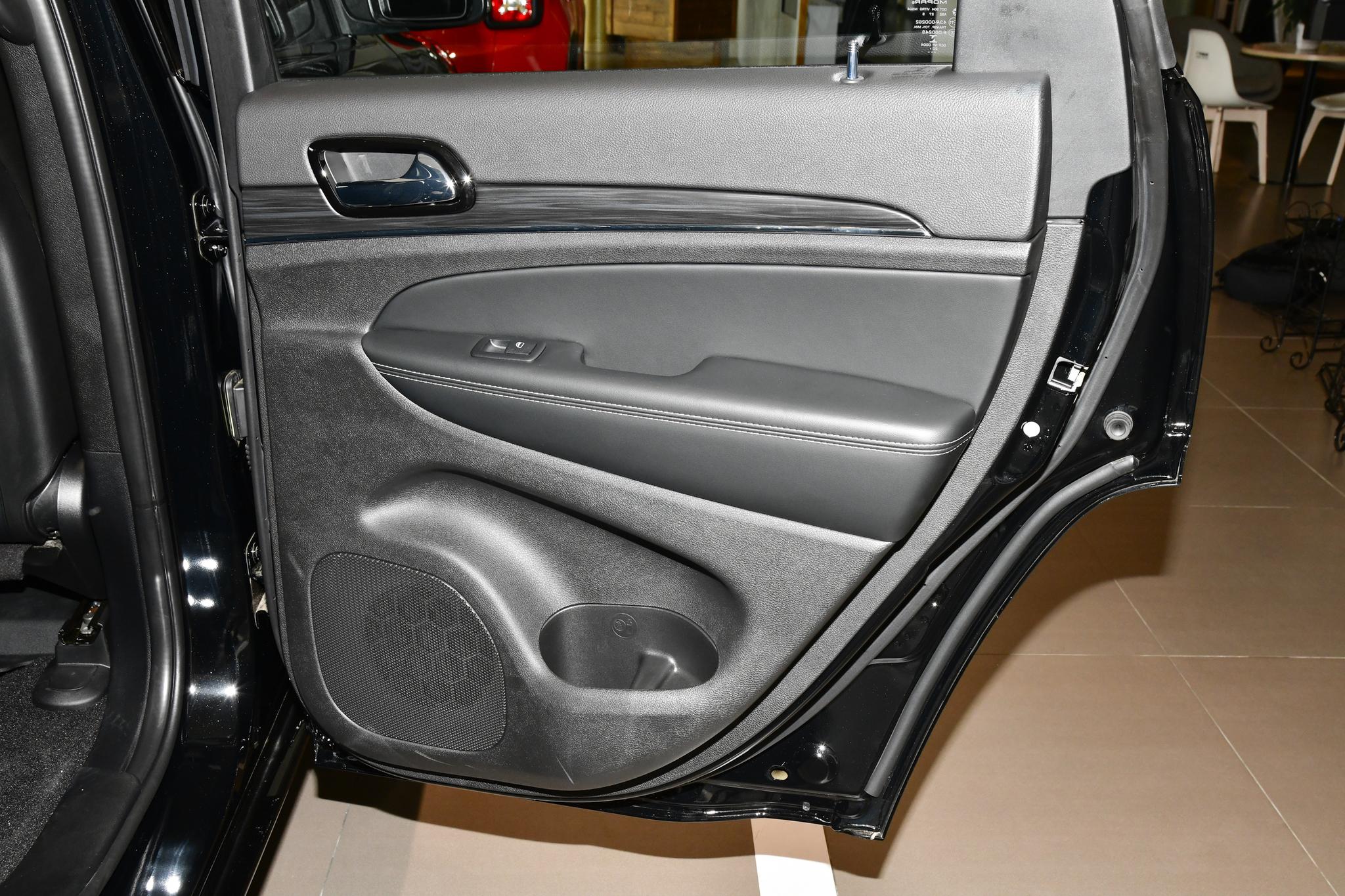 Discover Jeep Jeep Grand Cherokee Exterior Interior Images.Find all aspects and details of cars.