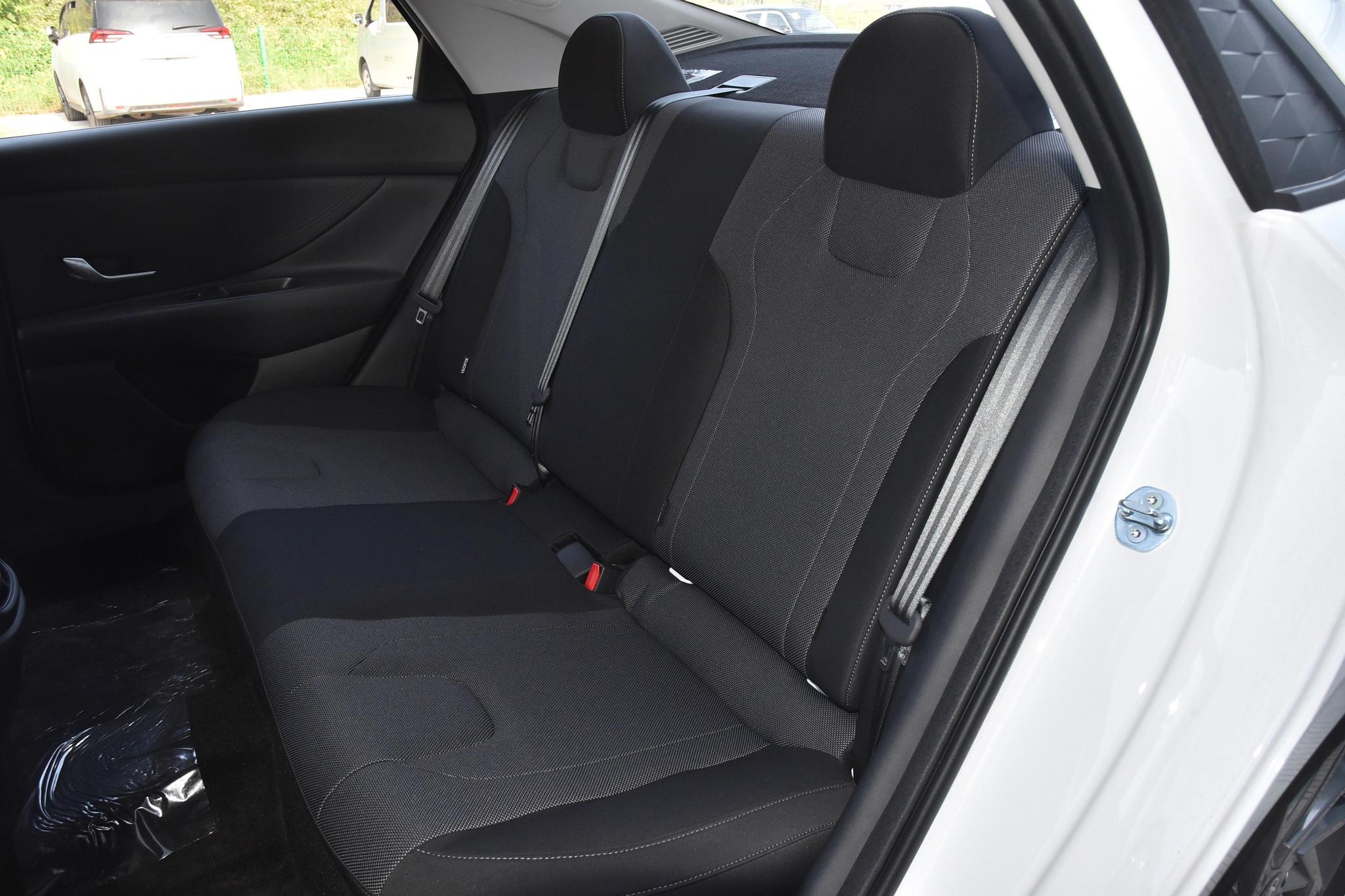 Discover Hyundai Hyundai Elantra Exterior Interior Images.Find all aspects and details of cars.