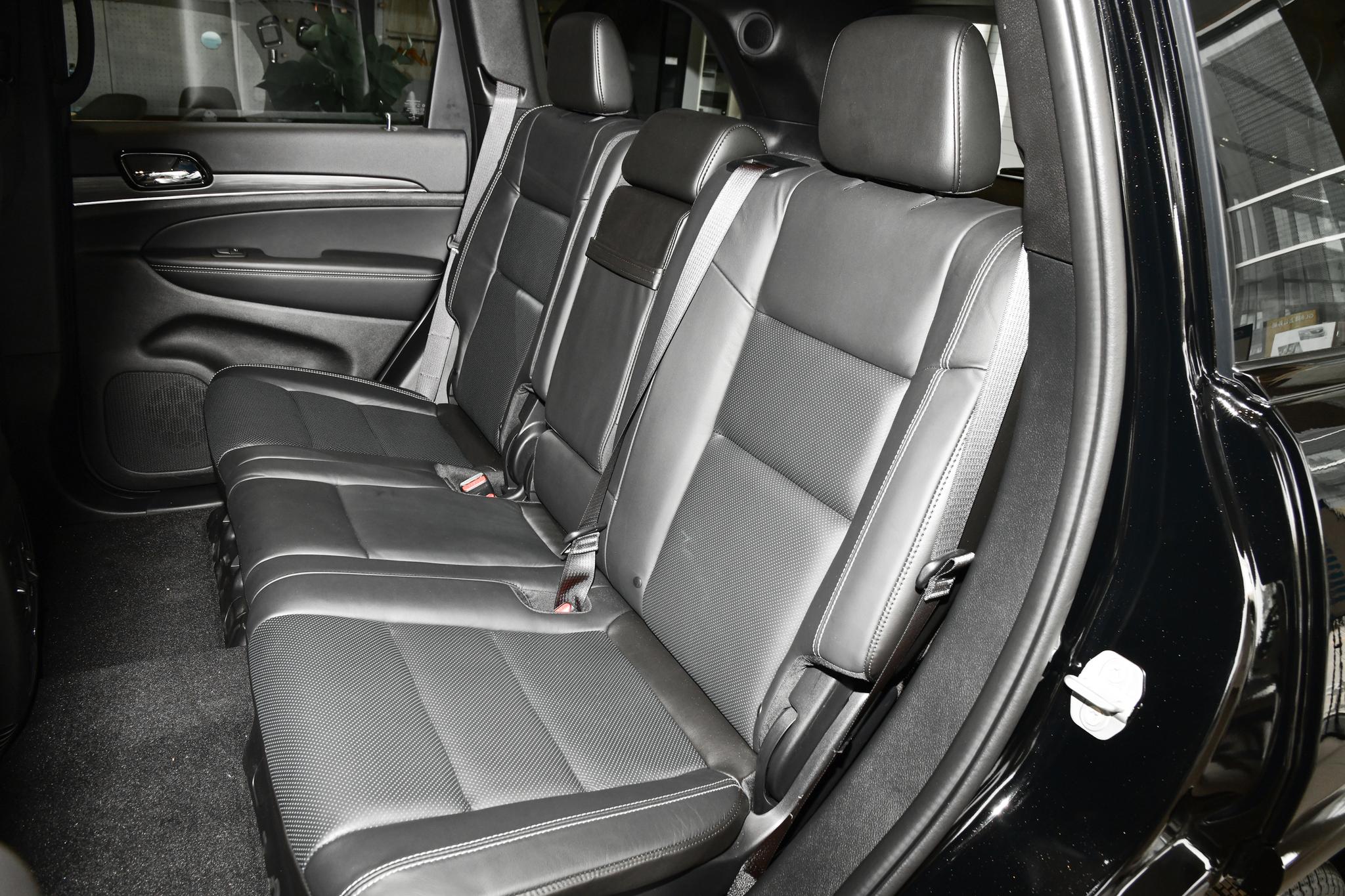 Discover Jeep Jeep Grand Cherokee Exterior Interior Images.Find all aspects and details of cars.