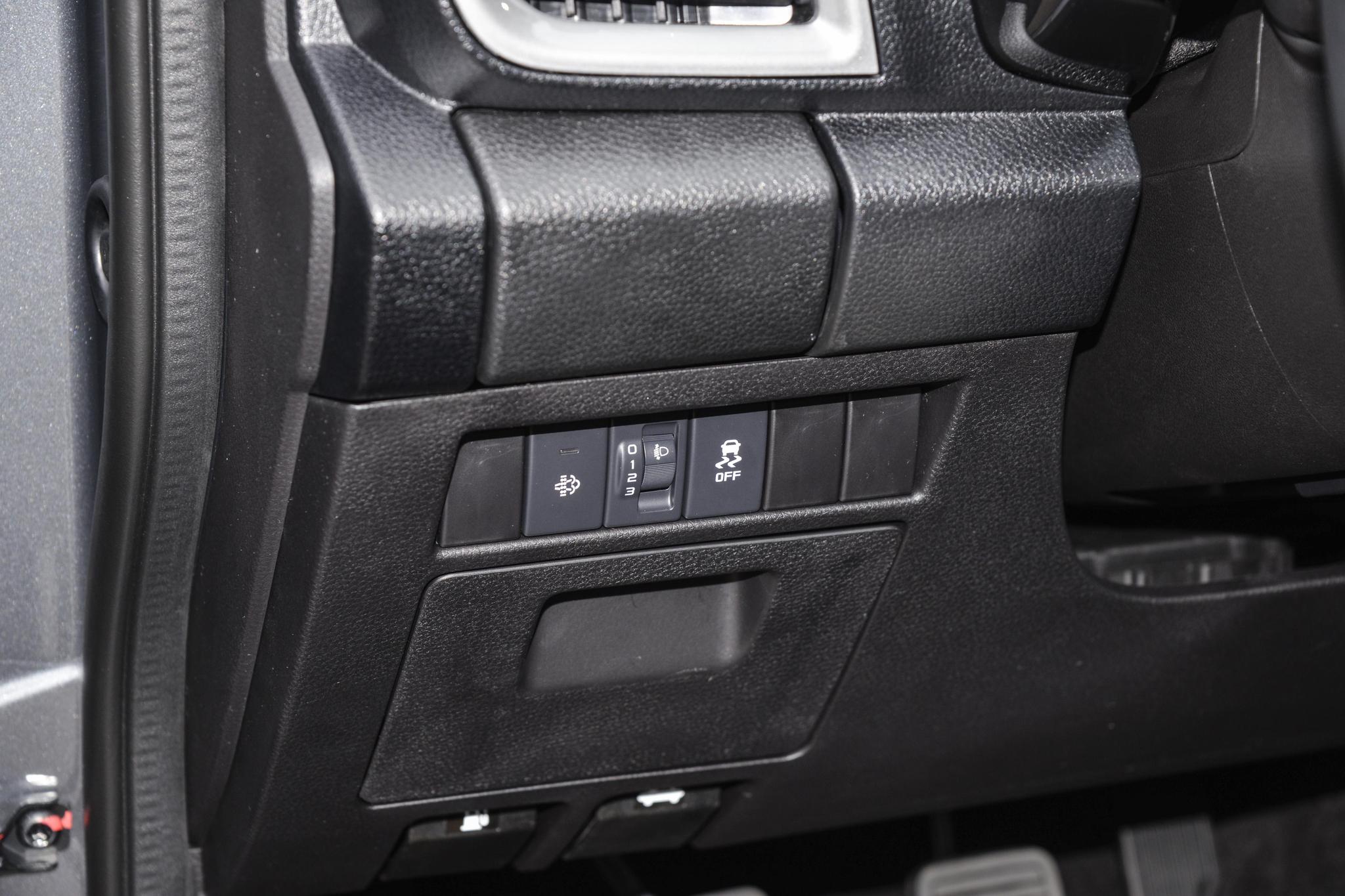 Discover Isuzu  Isuzu DMax Exterior Interior Images.Find all aspects and details of cars.