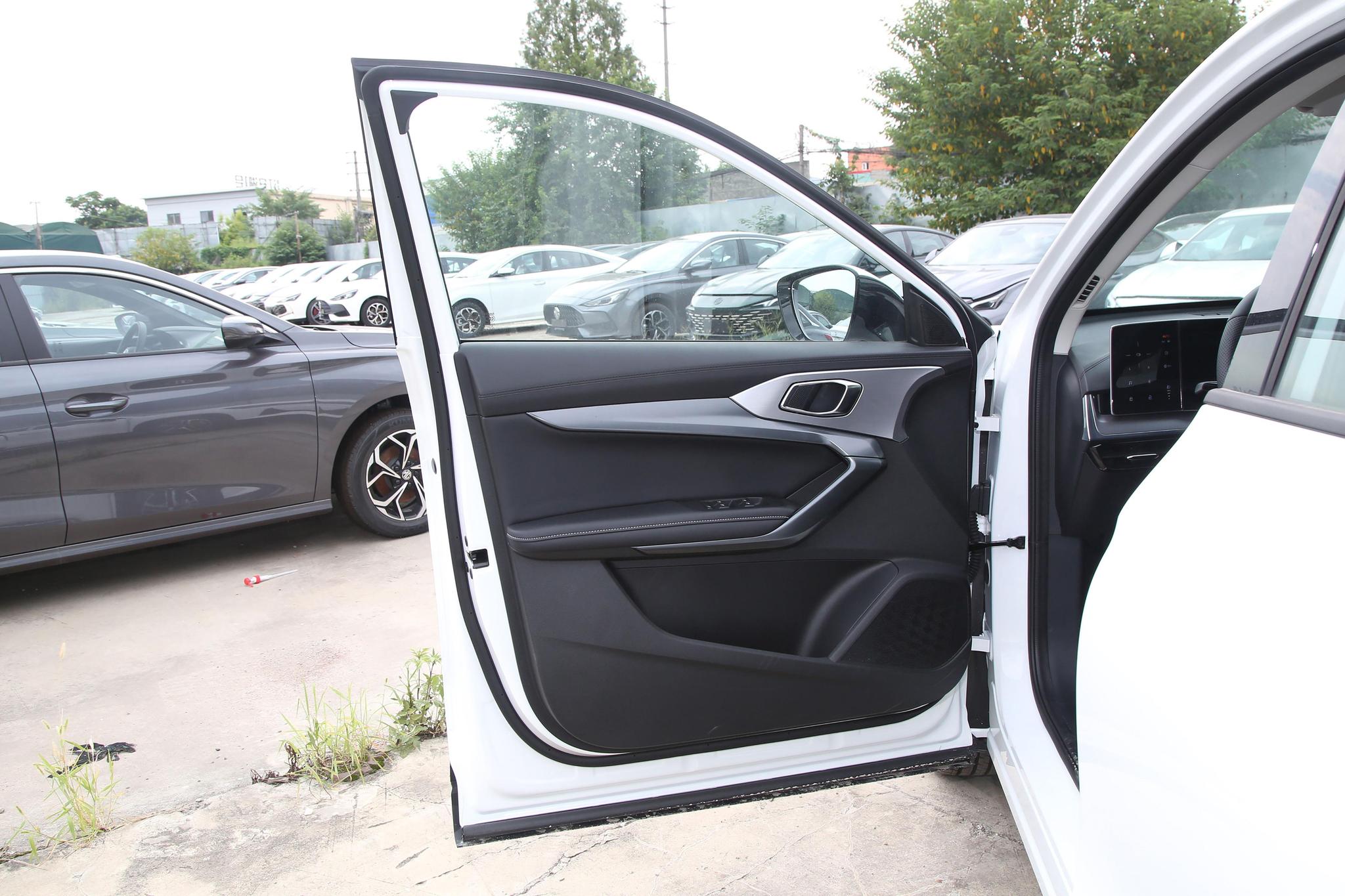 Discover MG MG One Exterior Interior Images.Find all aspects and details of cars.