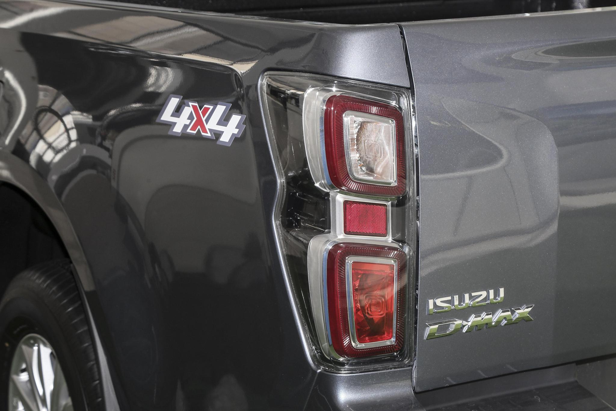 Discover Isuzu  Isuzu DMax Exterior Interior Images.Find all aspects and details of cars.