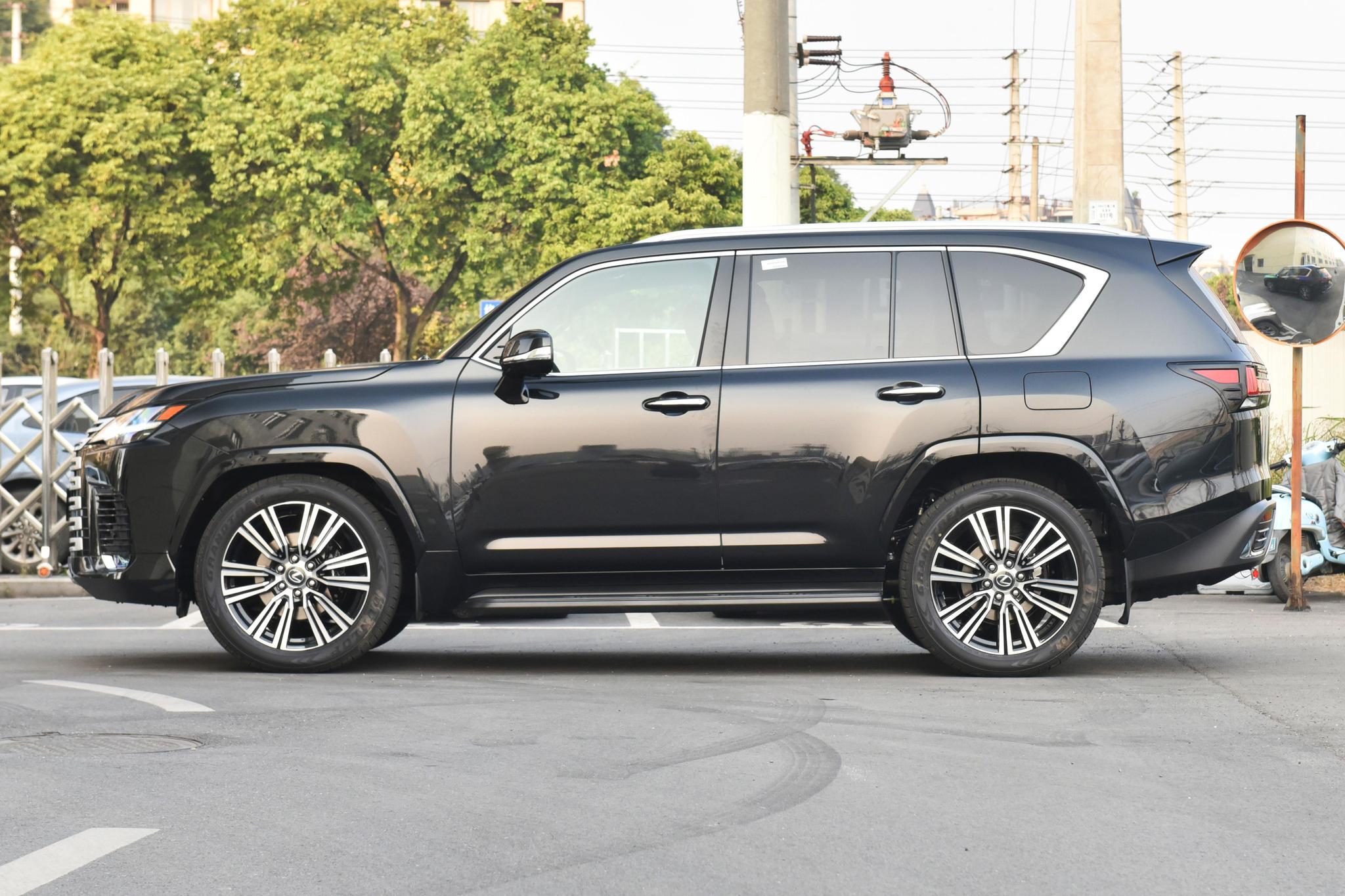 Discover Lexus Lexus LX Exterior Interior Images.Find all aspects and details of cars.