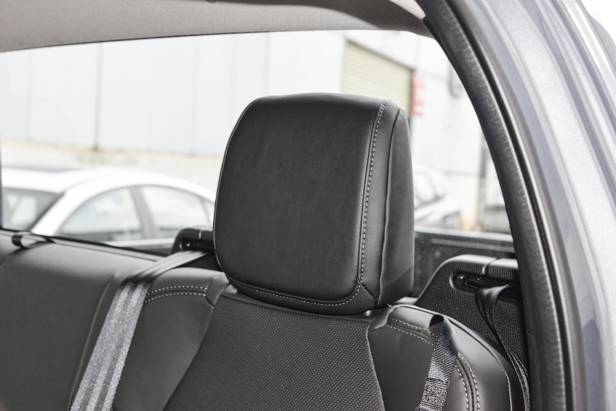 Discover Isuzu  Isuzu DMax Exterior Interior Images.Find all aspects and details of cars.