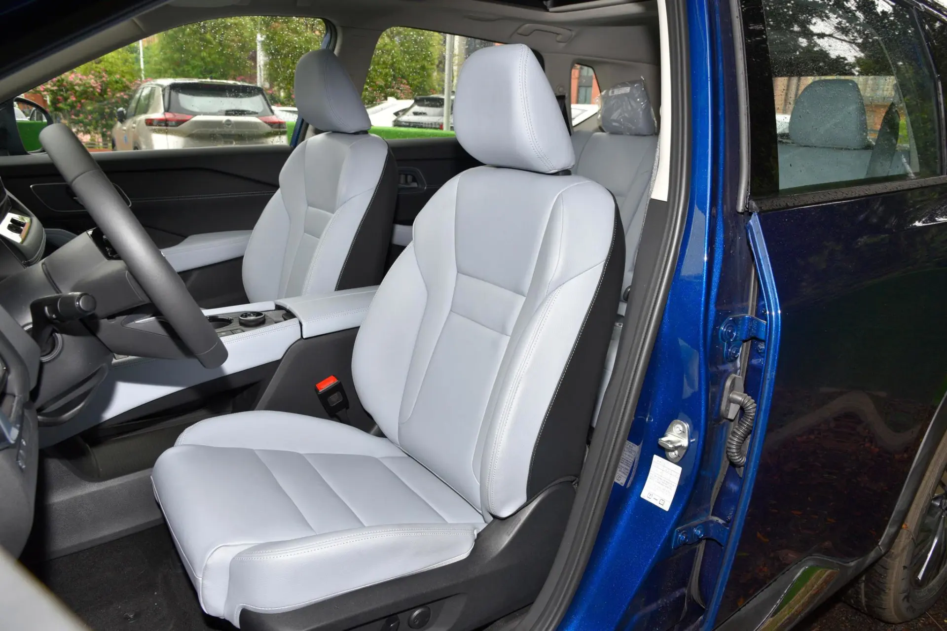 Discover Nissan Nissan XTrail Exterior Interior Images.Find all aspects and details of cars.