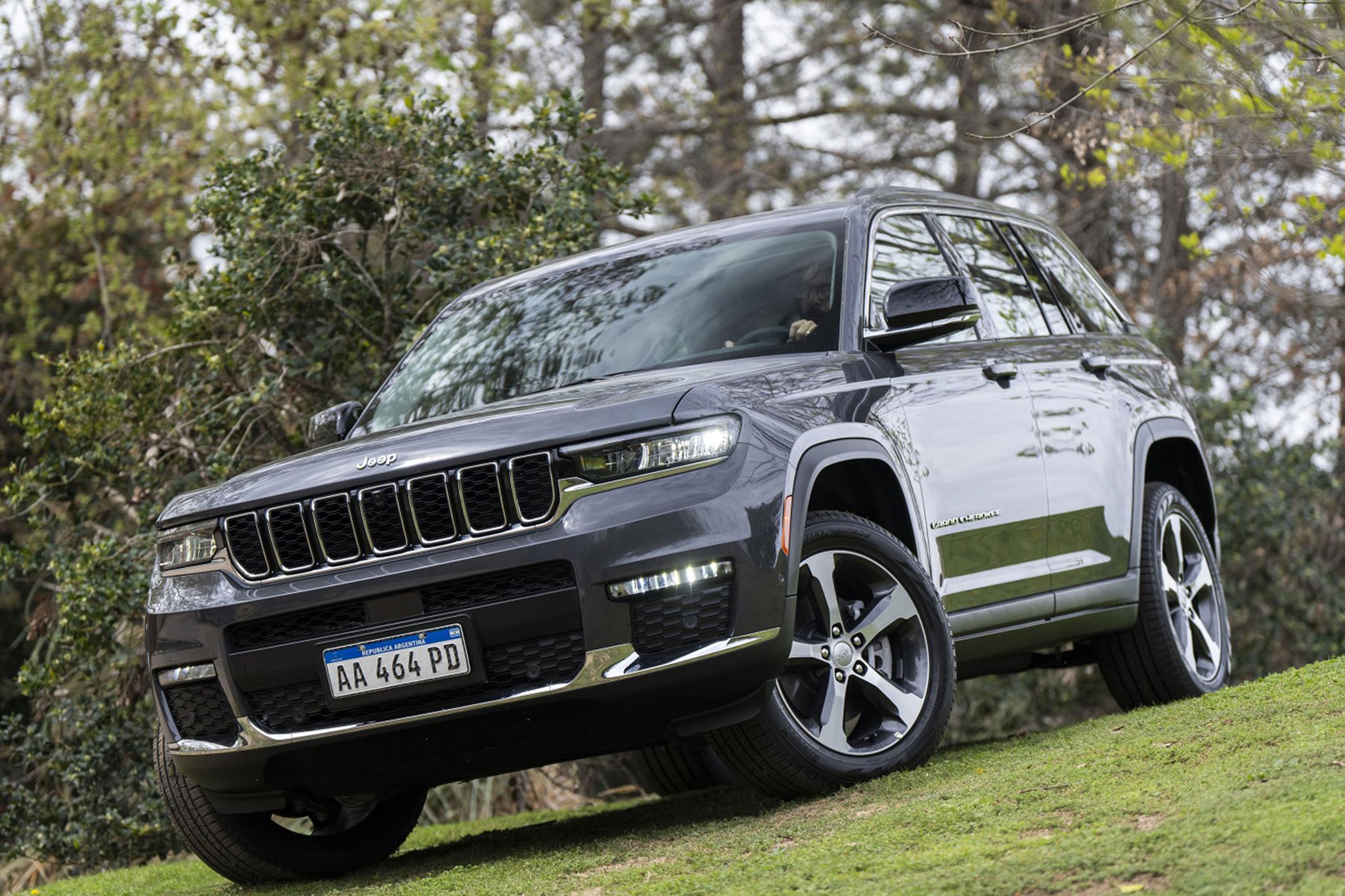 Discover Jeep Jeep Grand Cherokee Exterior Interior Images.Find all aspects and details of cars.