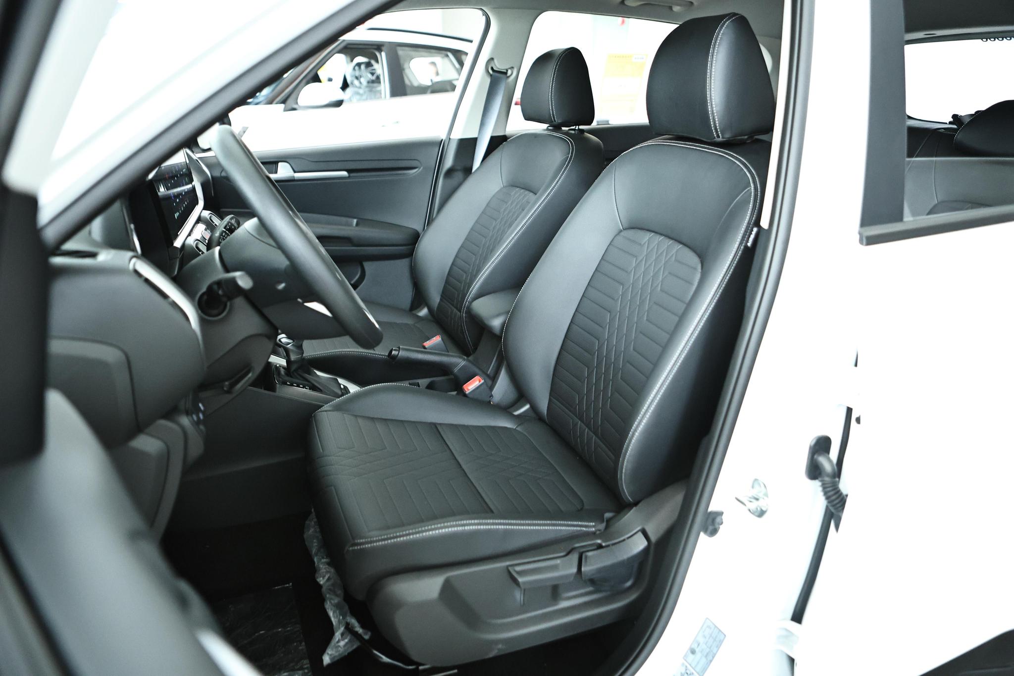 Discover Kia Kia Sonet Exterior Interior Images.Find all aspects and details of cars.