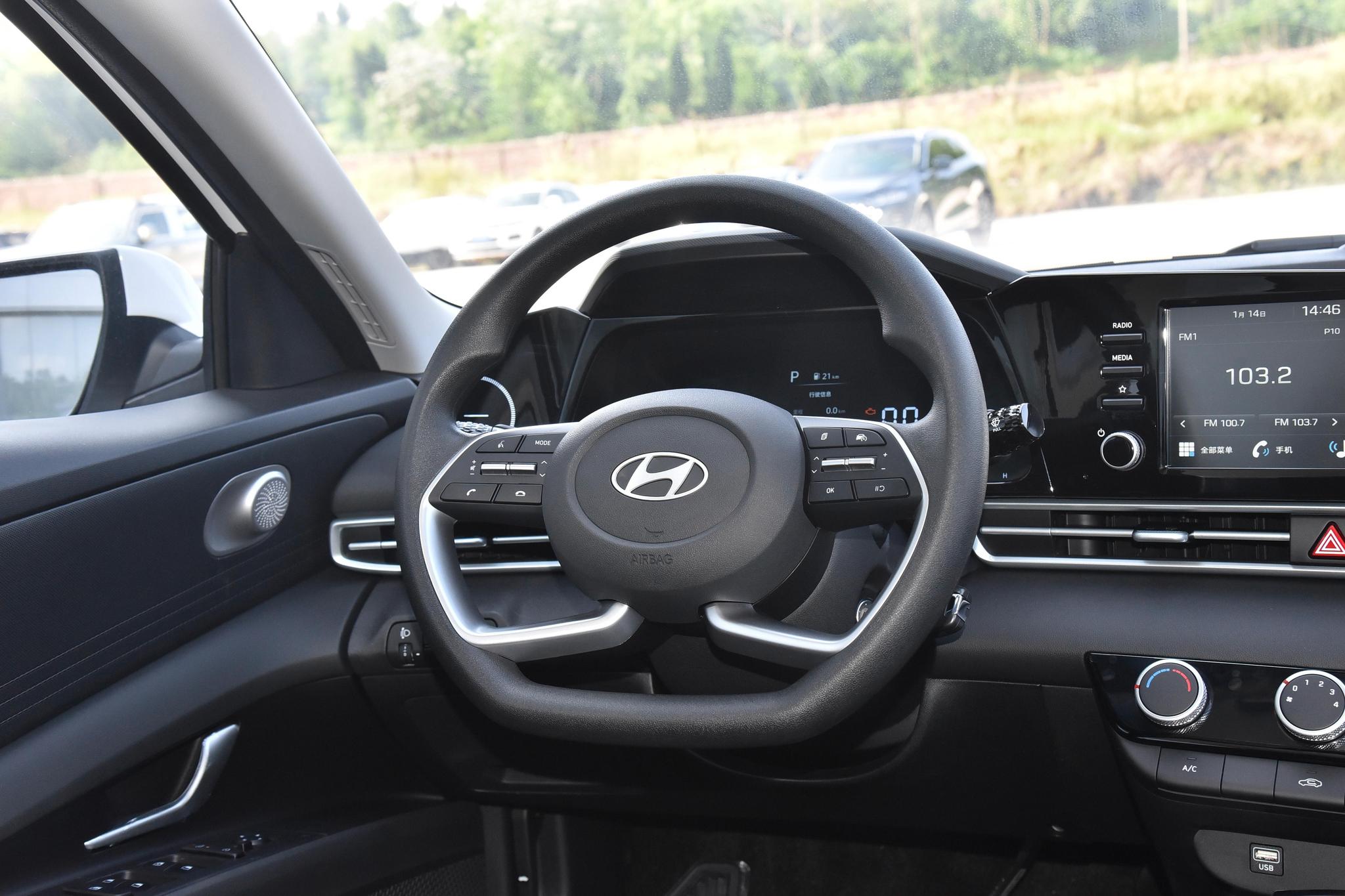 Discover Hyundai Hyundai Elantra Exterior Interior Images.Find all aspects and details of cars.