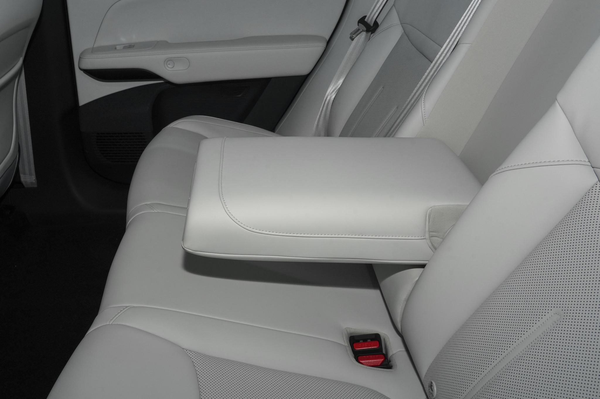 Discover Xpeng Motors XPeng G6 Exterior Interior Images.Find all aspects and details of cars.