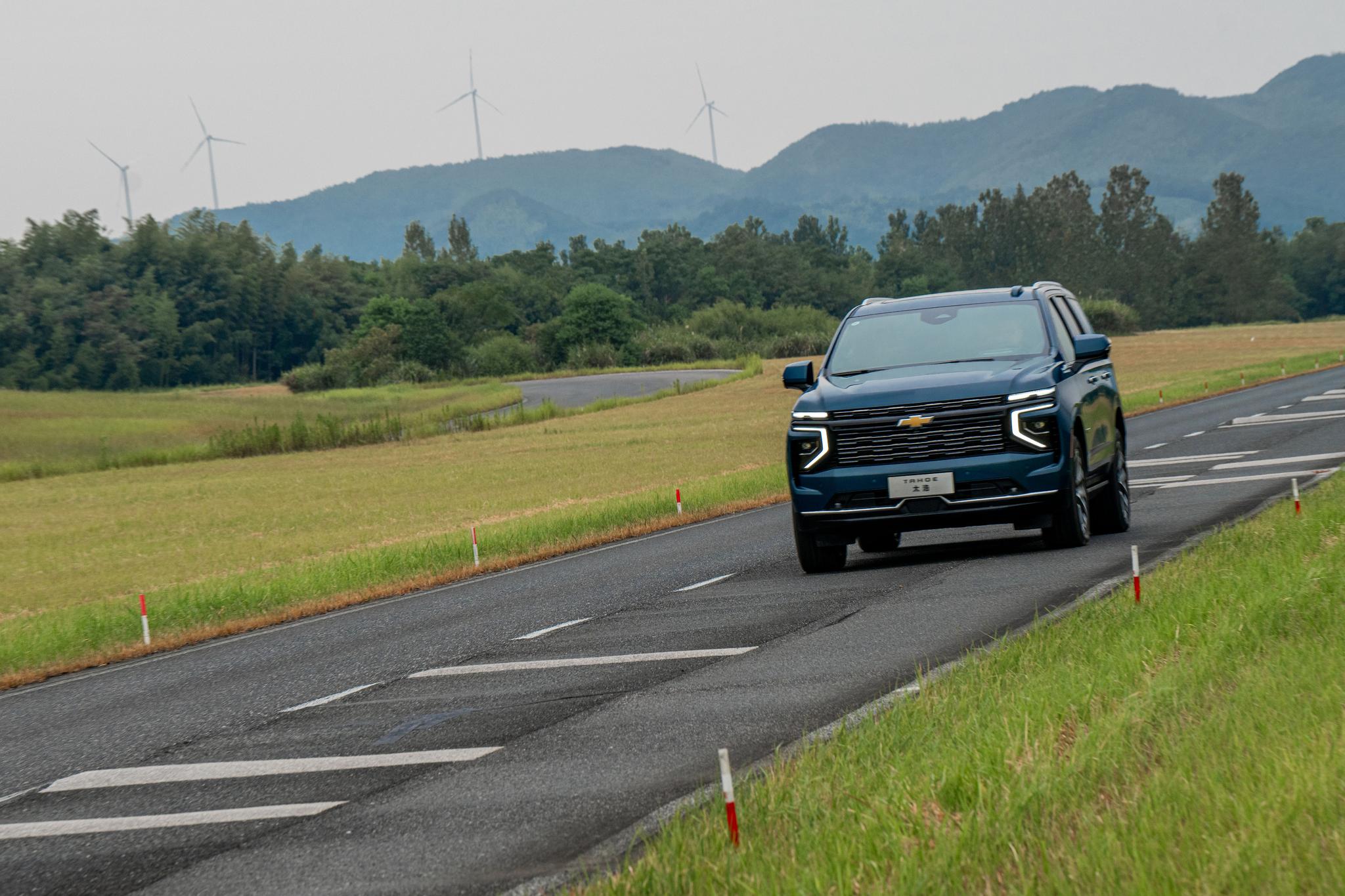 the 2th official image of Chevrolet Tahoe.