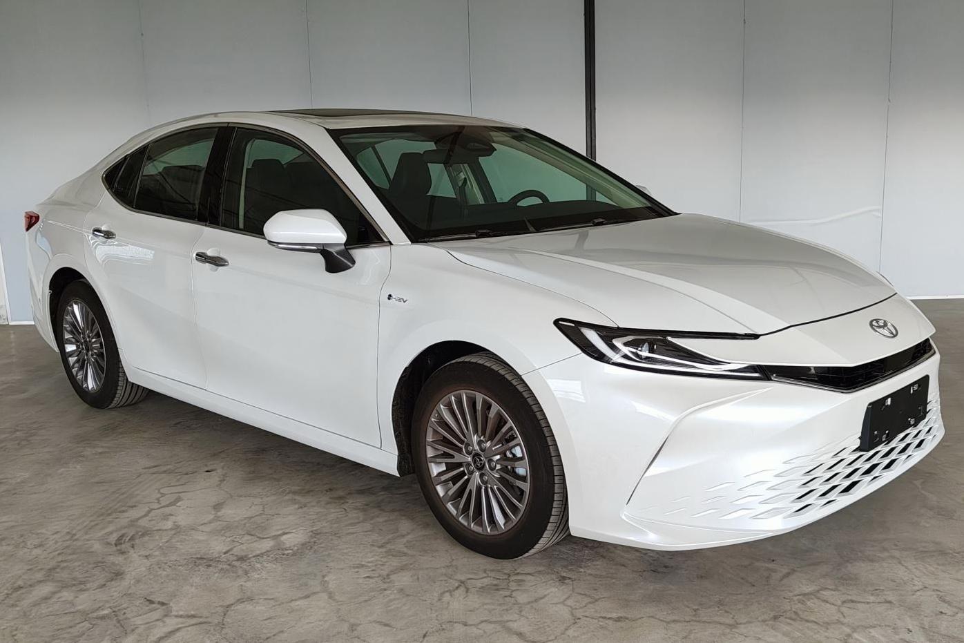 الصورة official 7 لطراز تويوتا Camry HEV