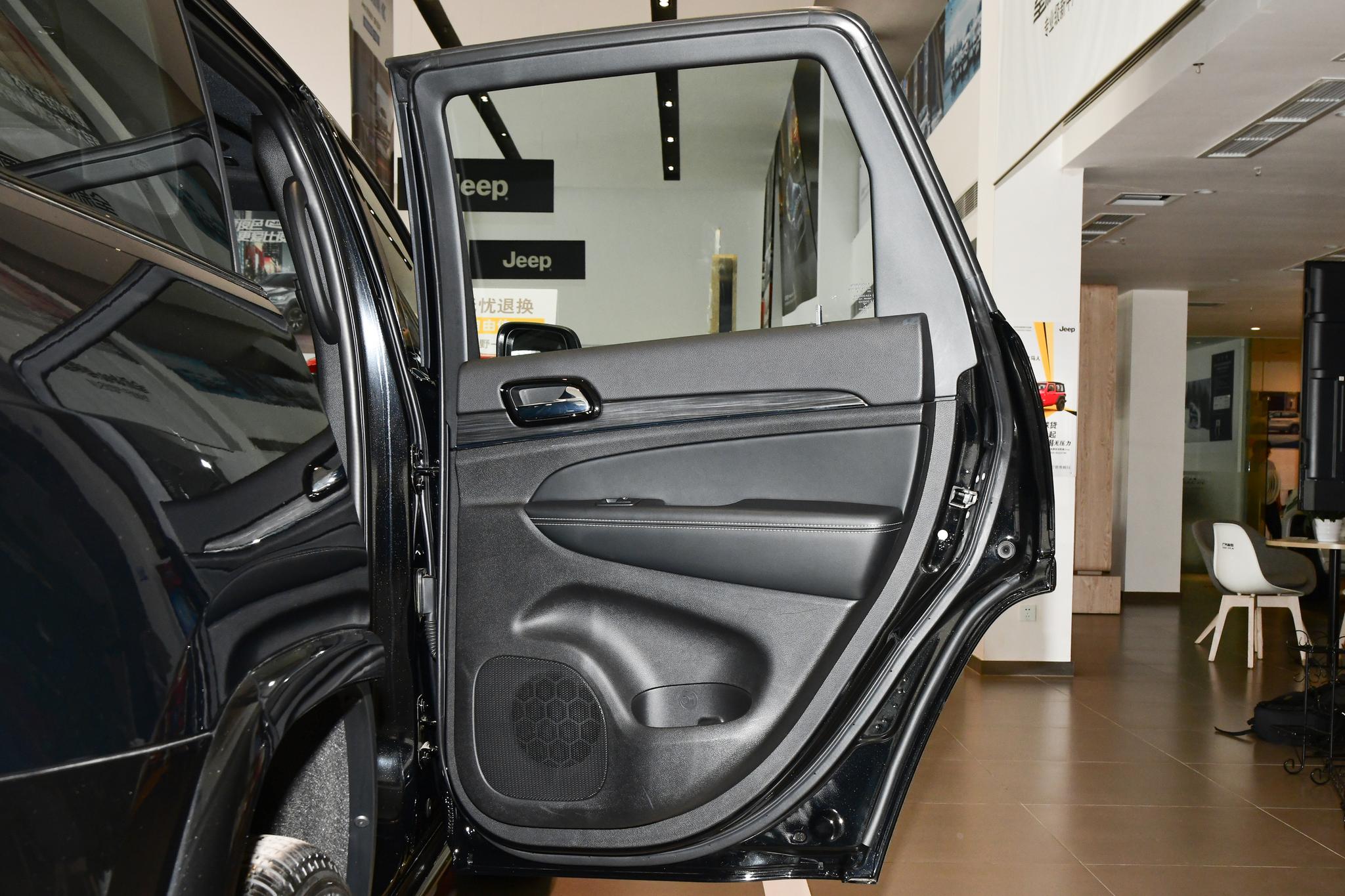 Discover Jeep Jeep Grand Cherokee Exterior Interior Images.Find all aspects and details of cars.