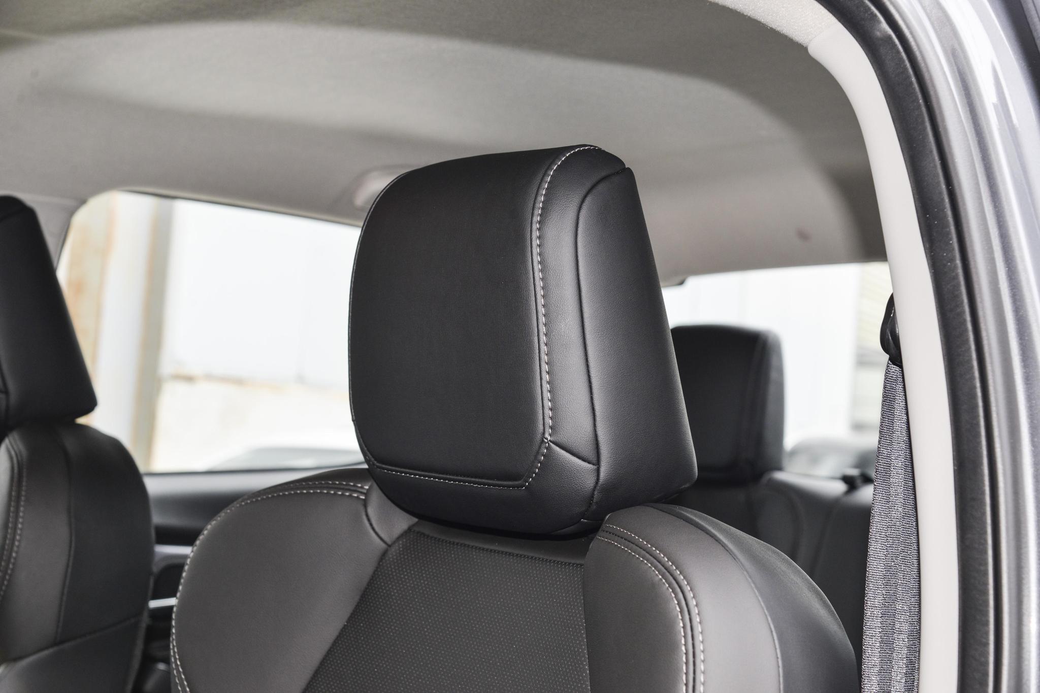 Discover ISUZU Isuzu DMax Exterior Interior Images.Find all aspects and details of cars.