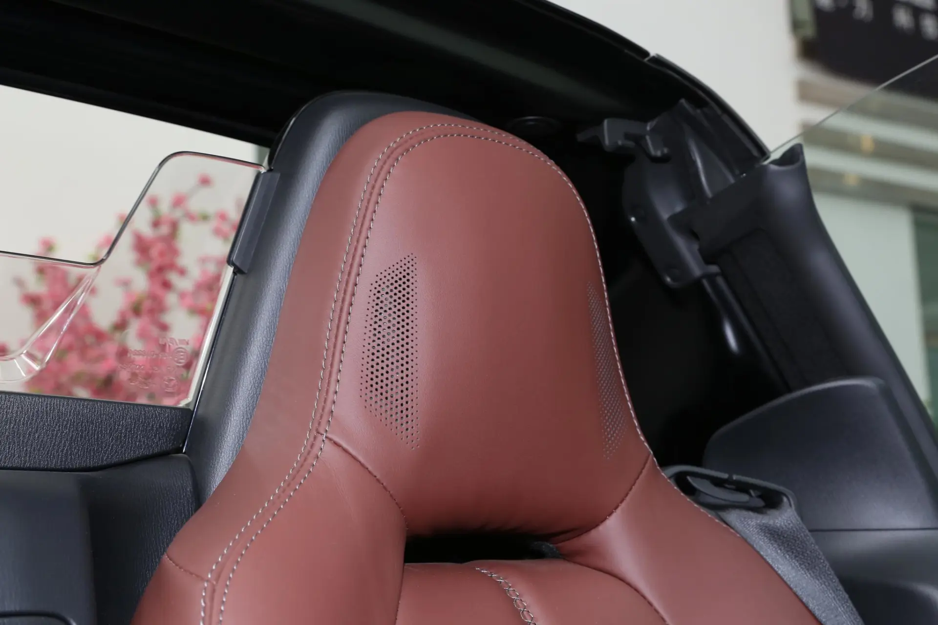 Discover Mazda Mazda MX5 Exterior Interior Images.Find all aspects and details of cars.