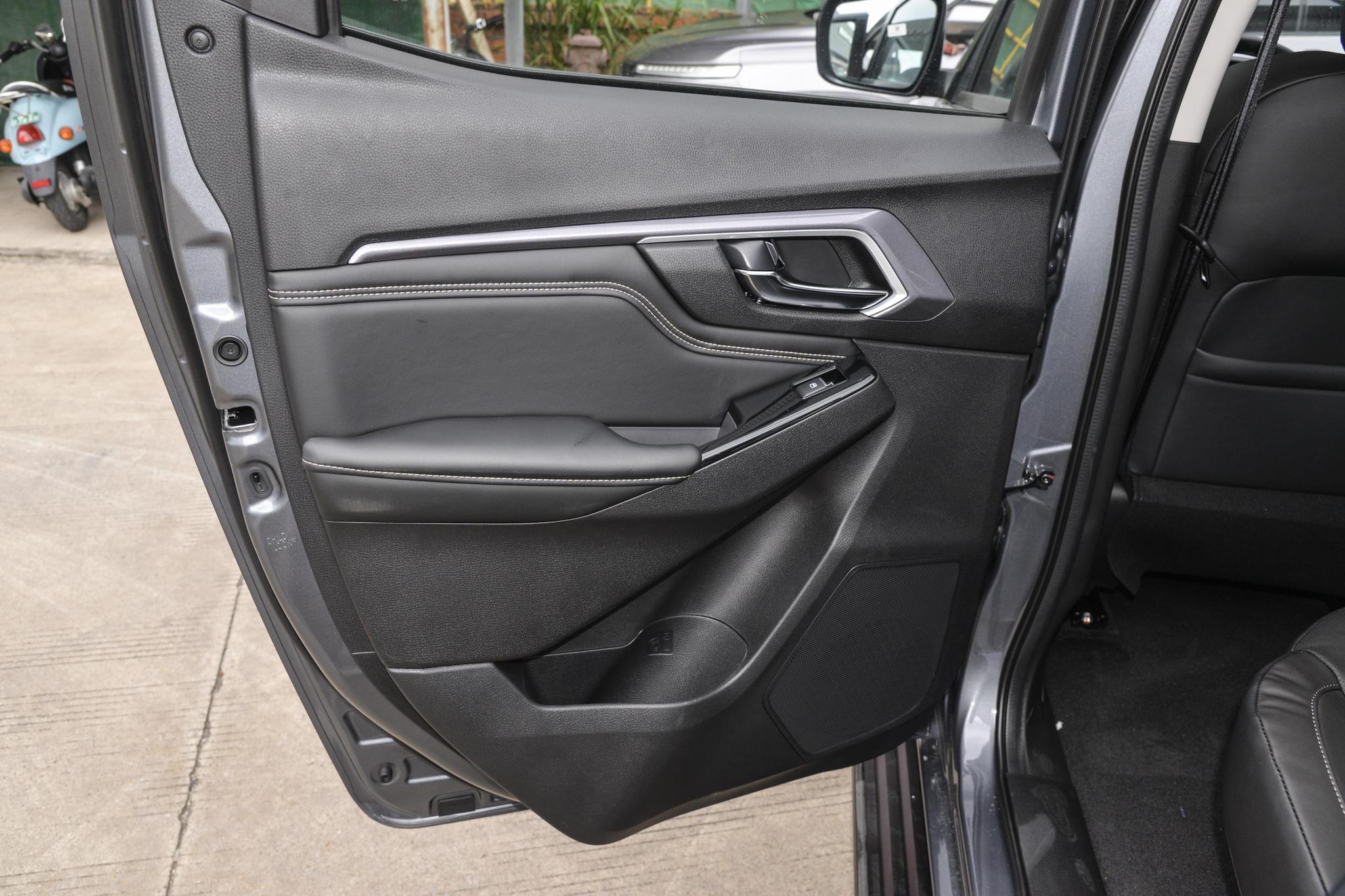 Discover Isuzu  Isuzu DMax Exterior Interior Images.Find all aspects and details of cars.