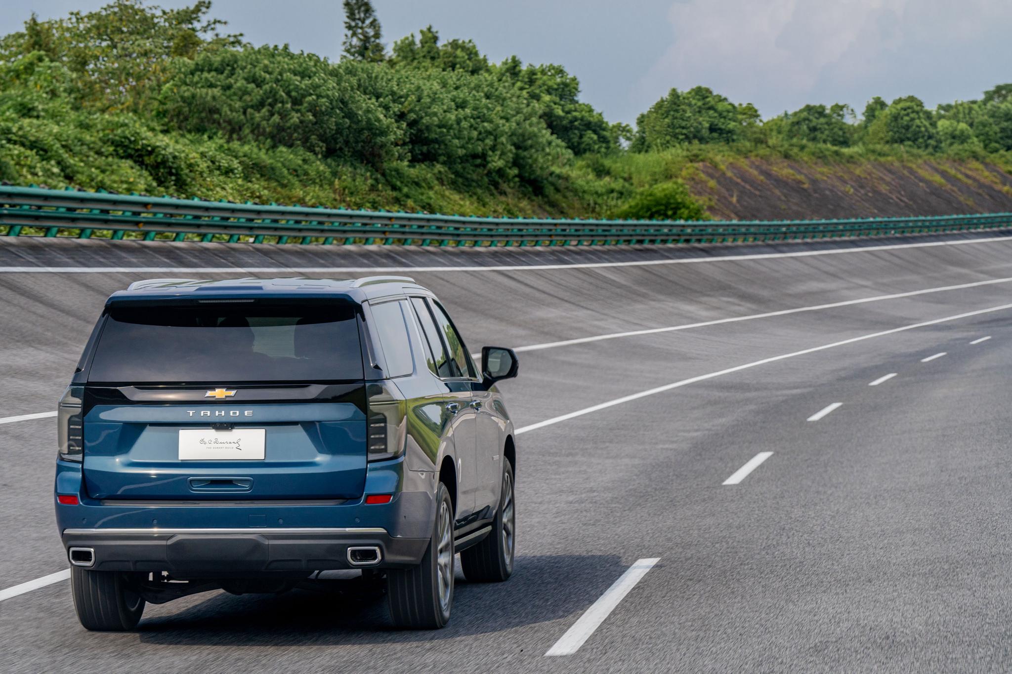 the 12th official image of Chevrolet Tahoe.