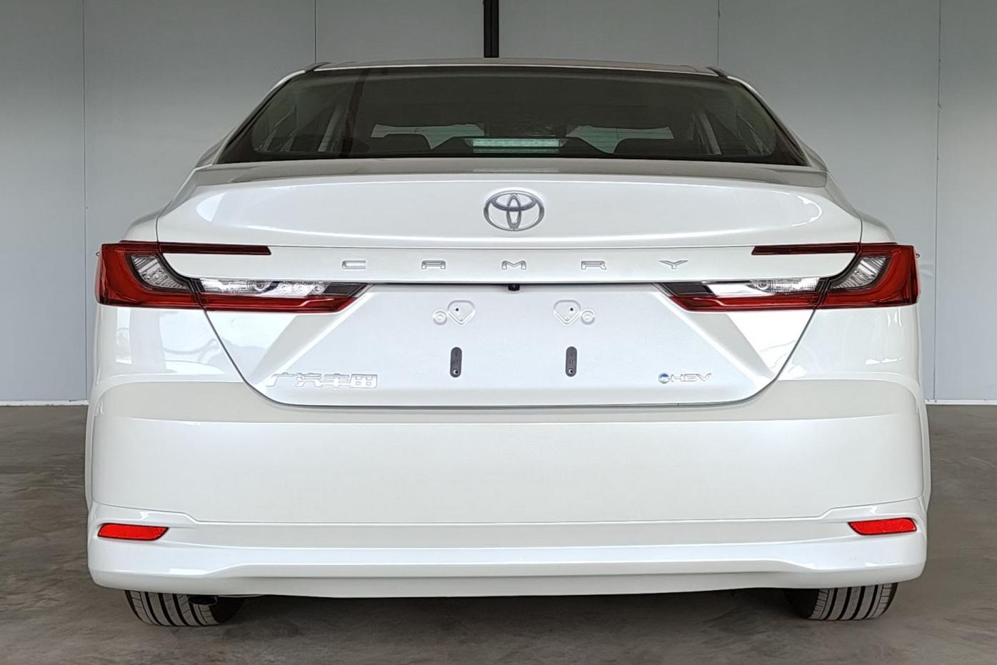 الصورة official 6 لطراز تويوتا Camry HEV