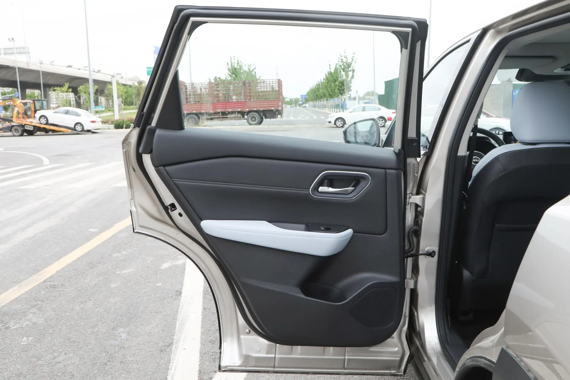 Discover Nissan Nissan XTrail Exterior Interior Images.Find all aspects and details of cars.