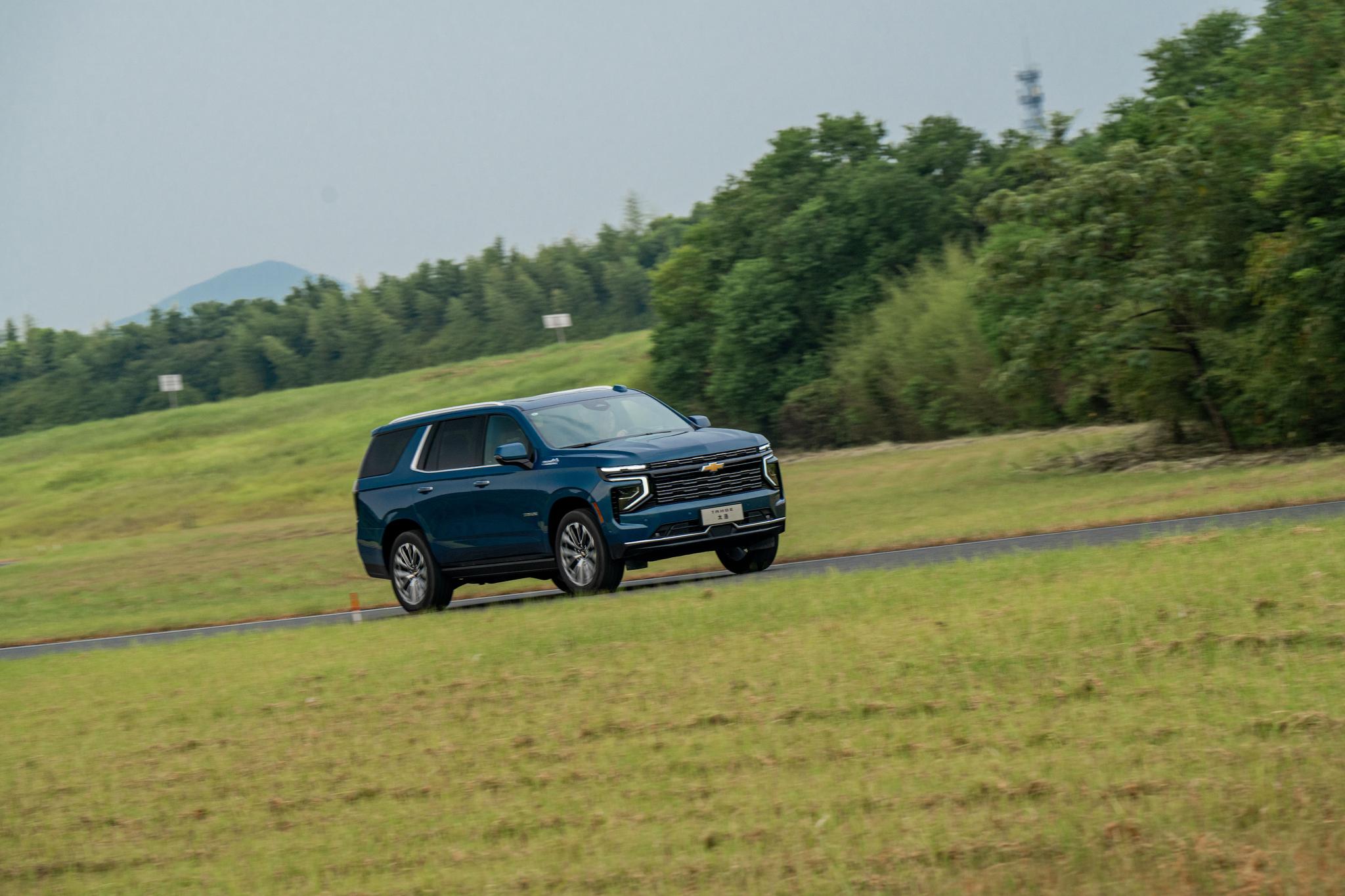 the 3th official image of Chevrolet Tahoe.