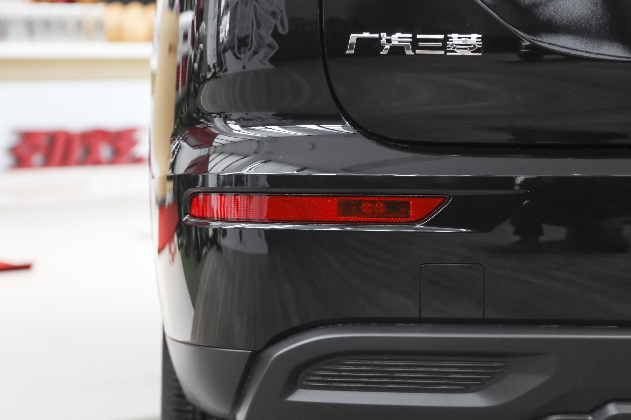 the 15th exterior image of Mitsubishi Outlander.