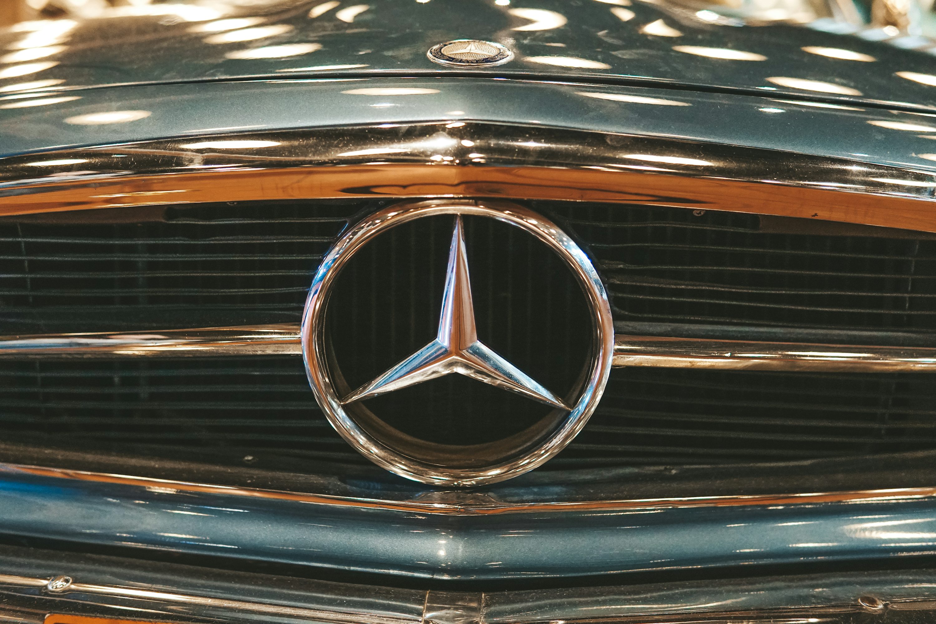 a close up of a mercedes emblem on a car