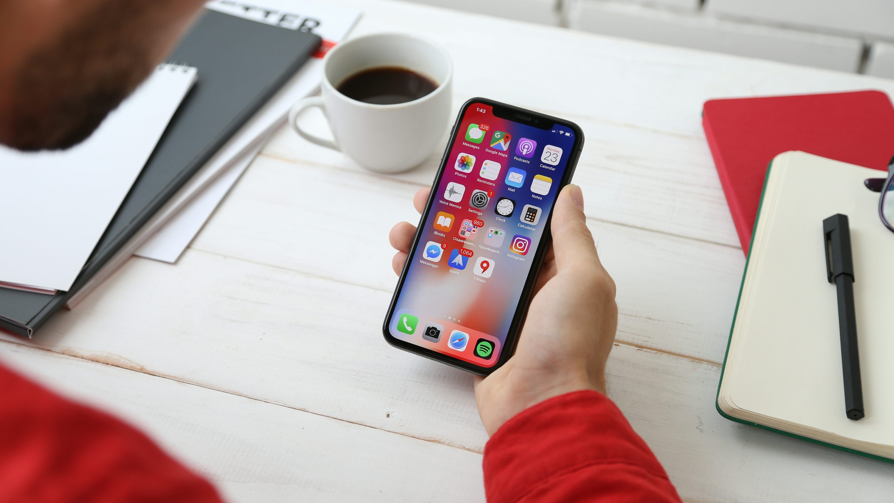 拿着深空灰色iPhone X 的人