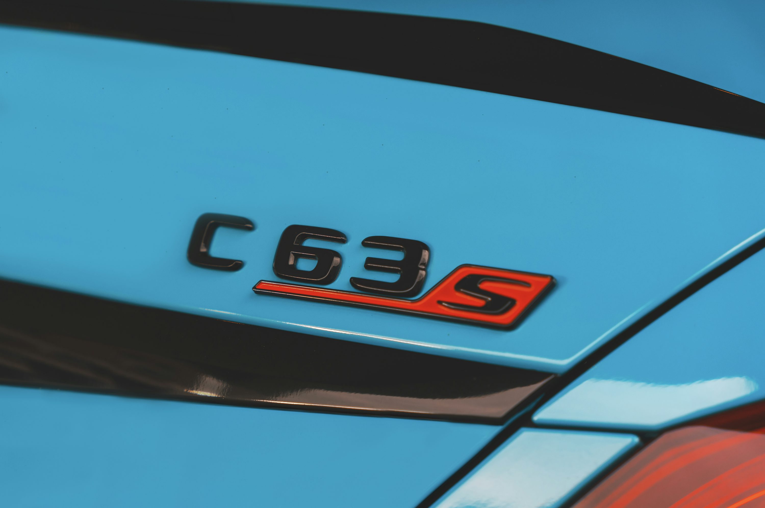 a close up of the emblem on a blue car