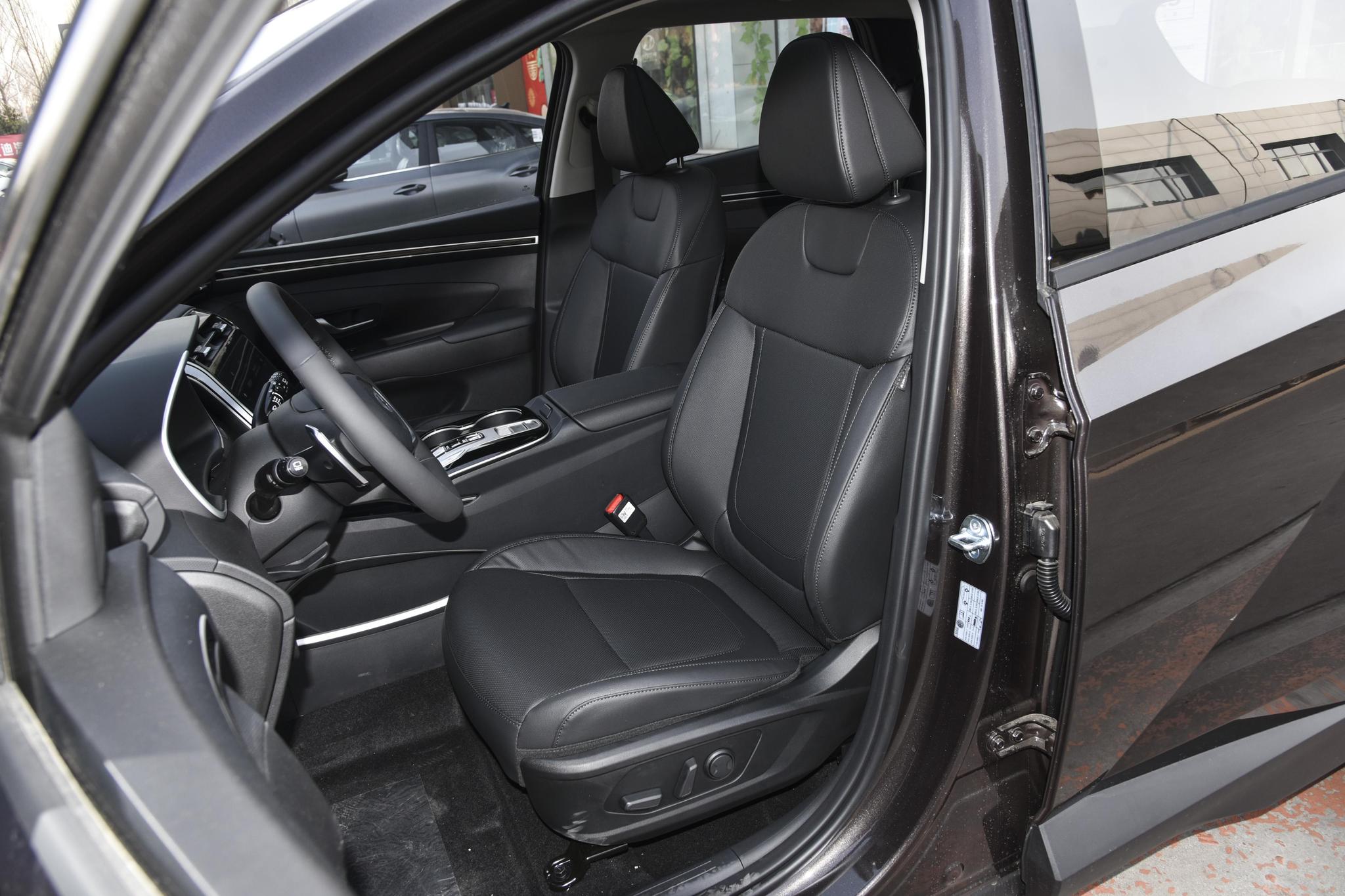 Discover Hyundai Hyundai Tucson Exterior Interior Images.Find all aspects and details of cars.