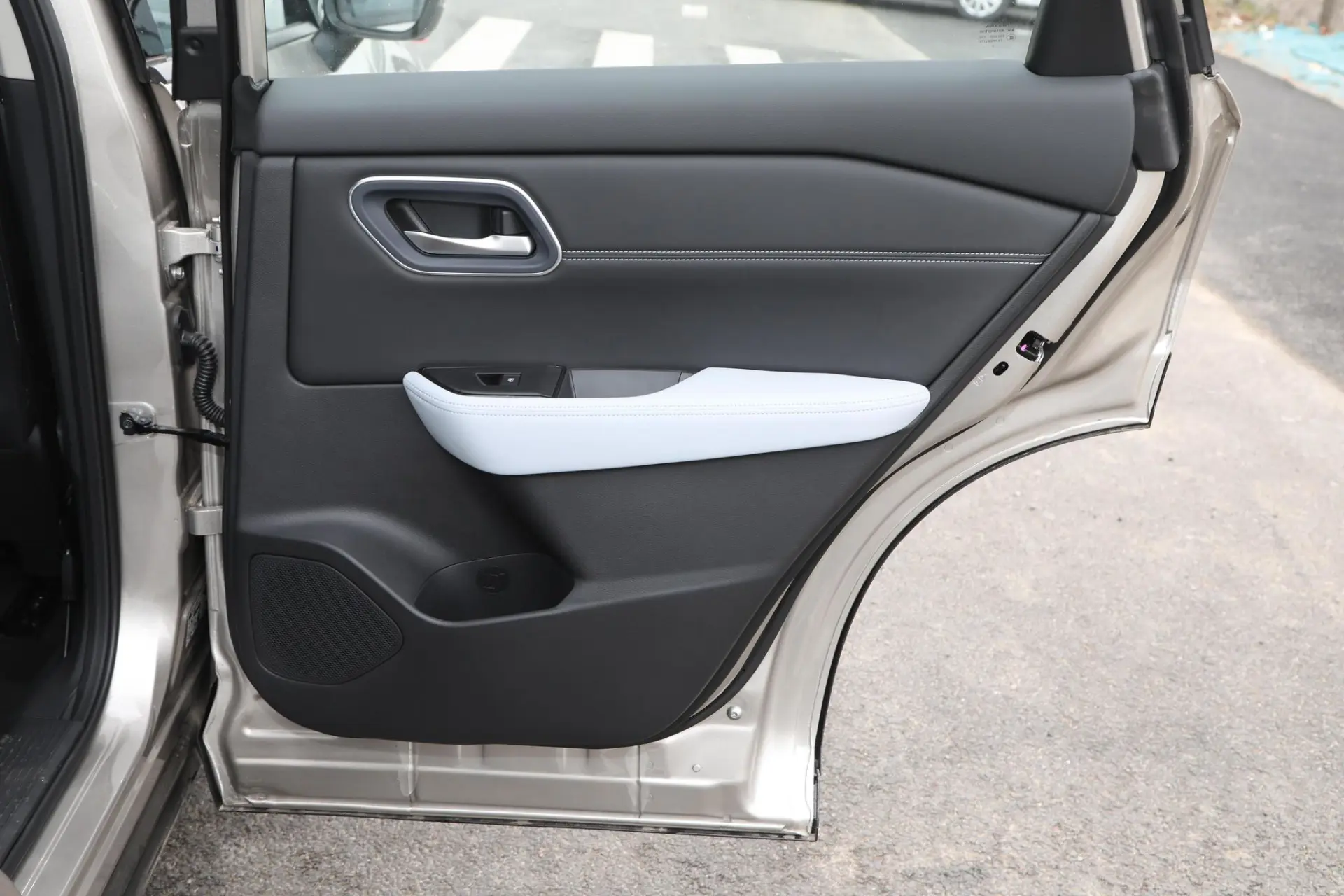 Discover Nissan Nissan XTrail Exterior Interior Images.Find all aspects and details of cars.