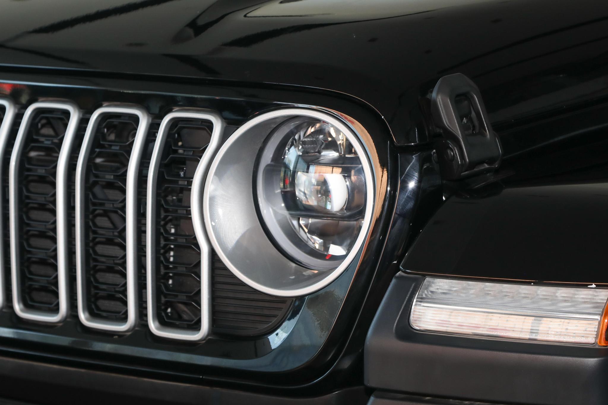 Discover Jeep Jeep Wrangler Exterior Interior Images.Find all aspects and details of cars.