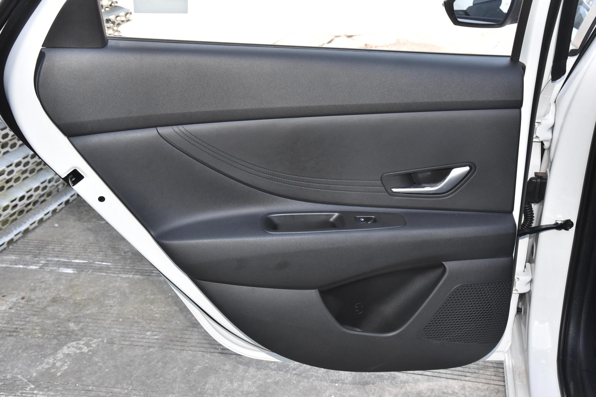 Discover Hyundai Hyundai Elantra Exterior Interior Images.Find all aspects and details of cars.