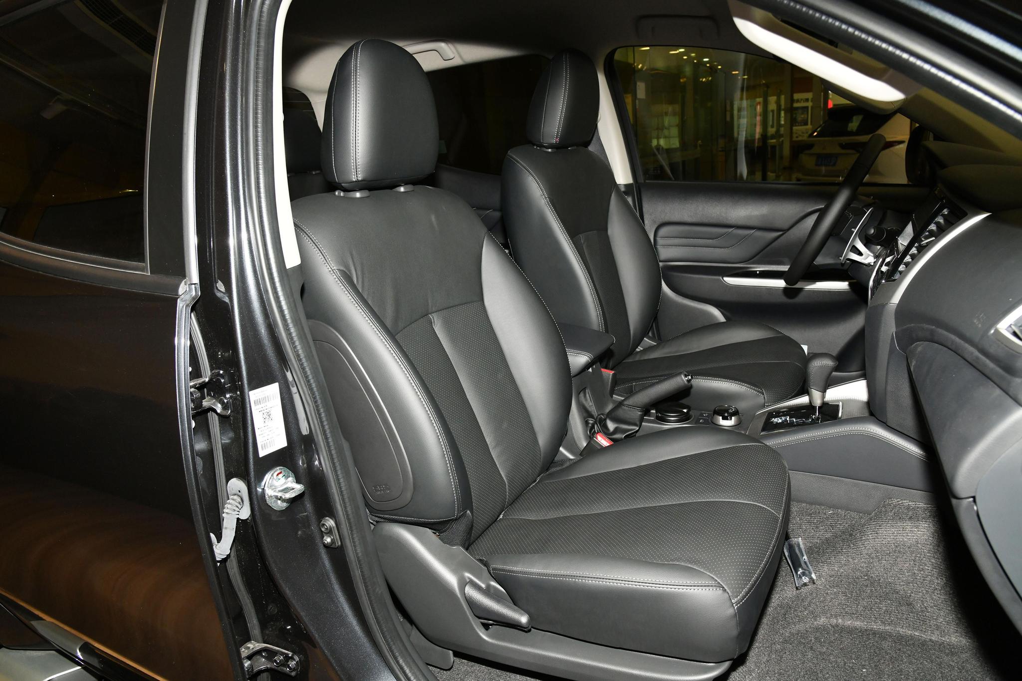 Discover Mitsubishi Mitsubishi L200 Exterior Interior Images.Find all aspects and details of cars.