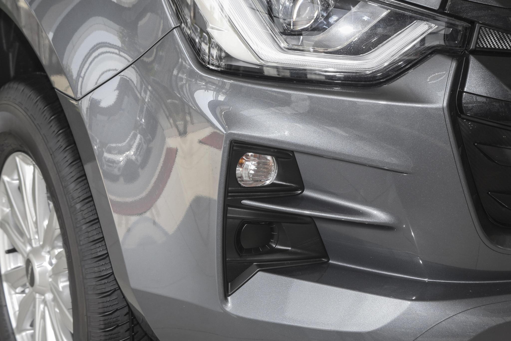 Discover Isuzu  Isuzu DMax Exterior Interior Images.Find all aspects and details of cars.