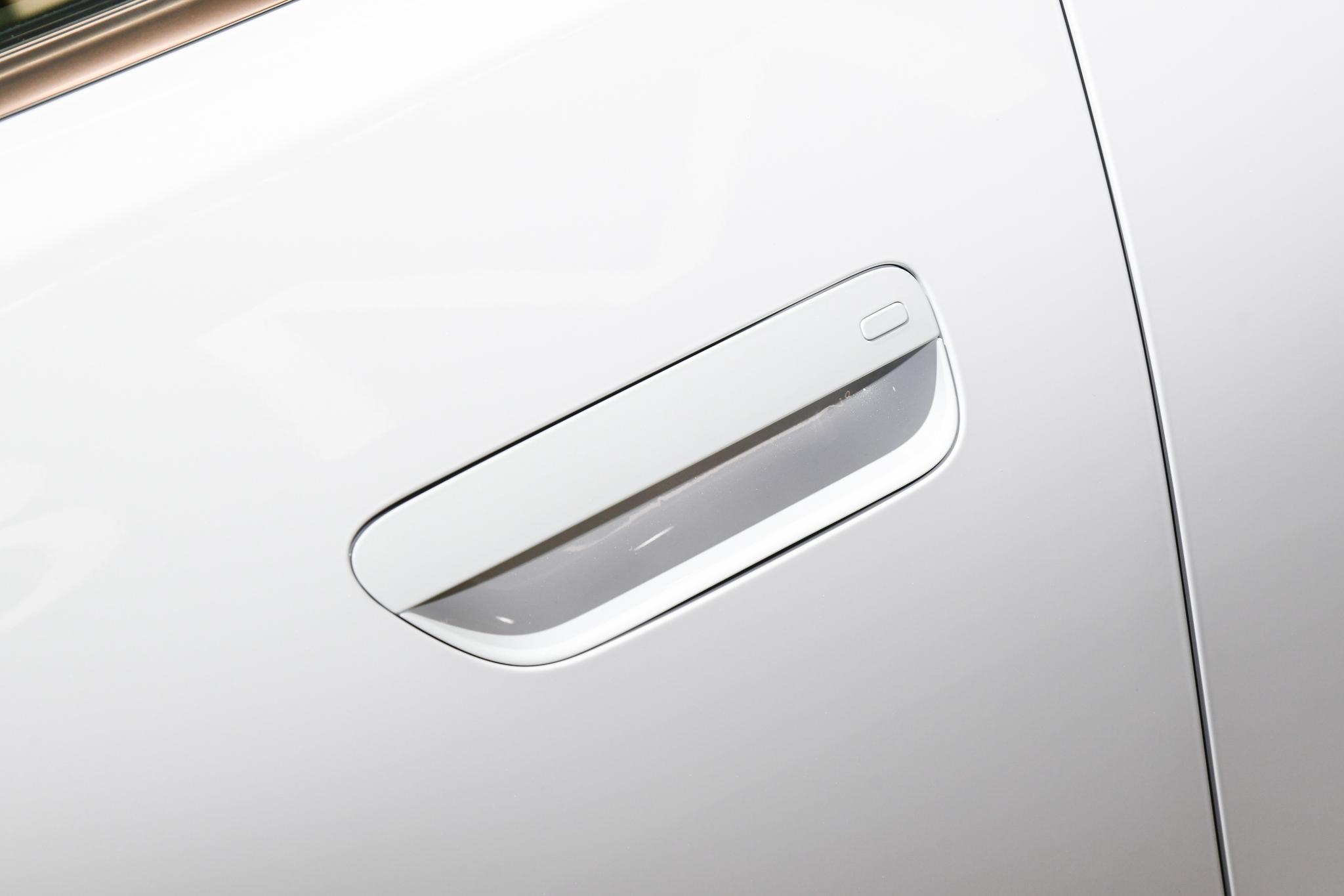 the 8th exterior image of Seres Aito M8.